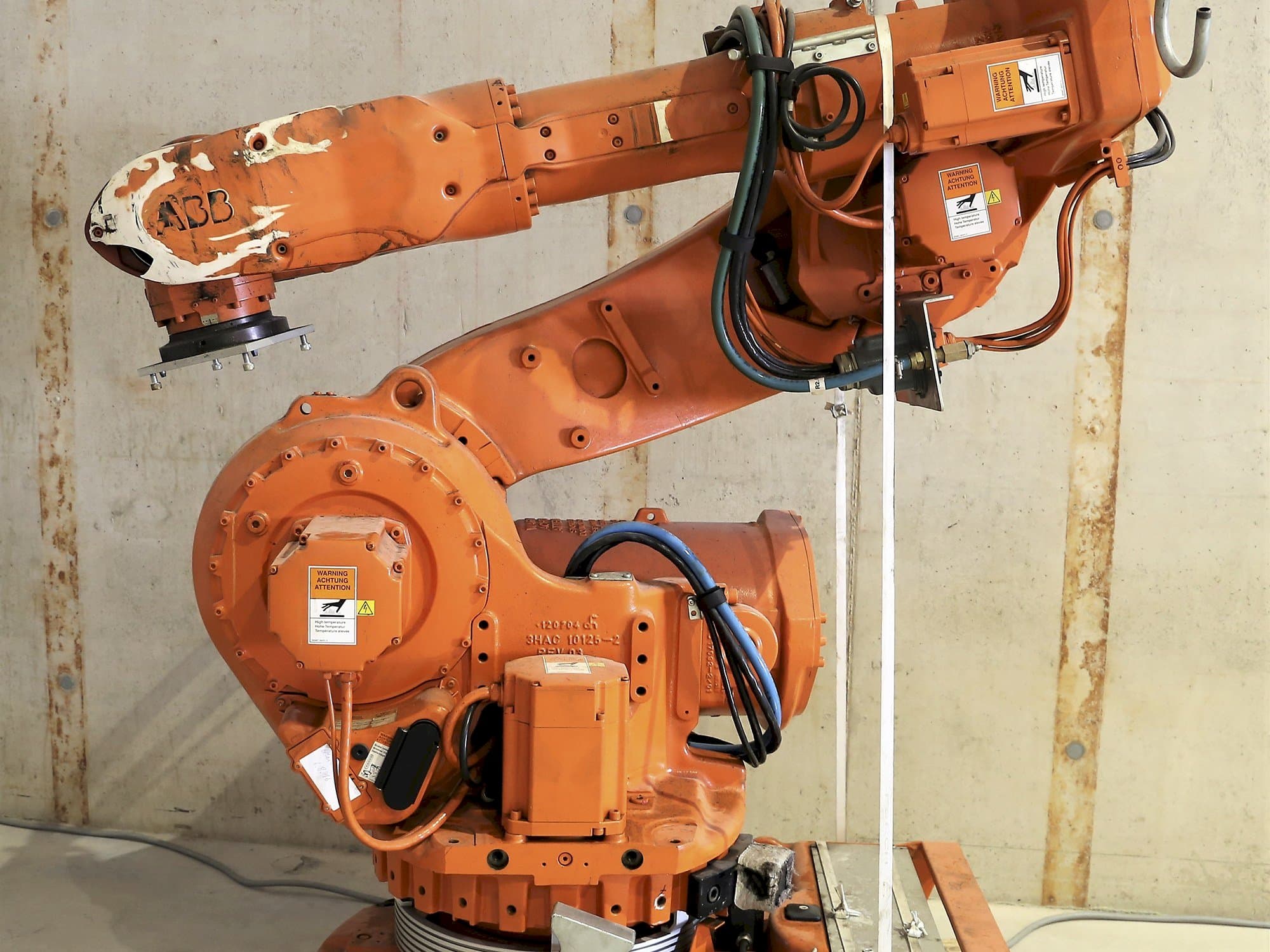 Prikaz stroja ABB 6600 sprijeda