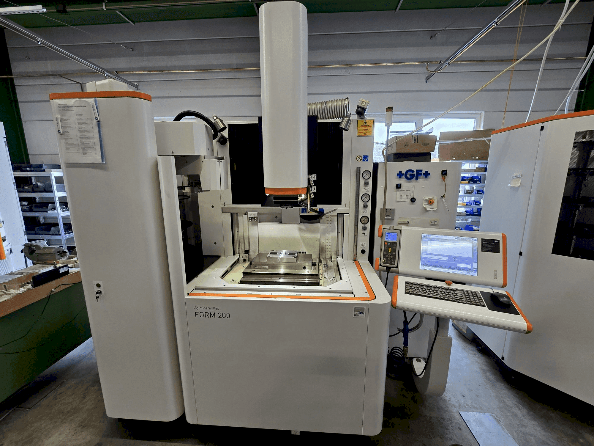 Prikaz stroja AgieCharmilles FORM 200 sprijeda