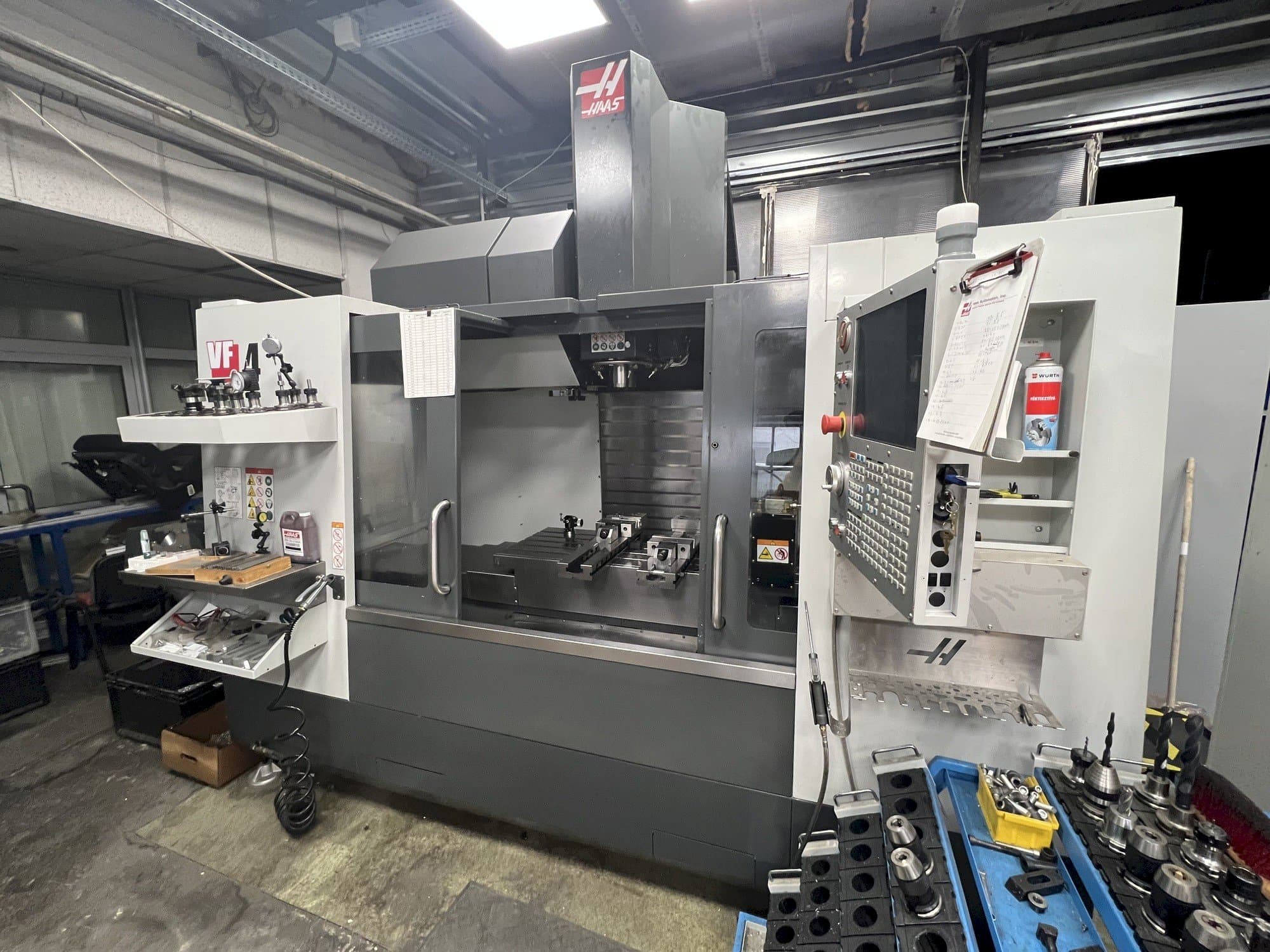 Prikaz stroja HAAS VF-4 sprijeda