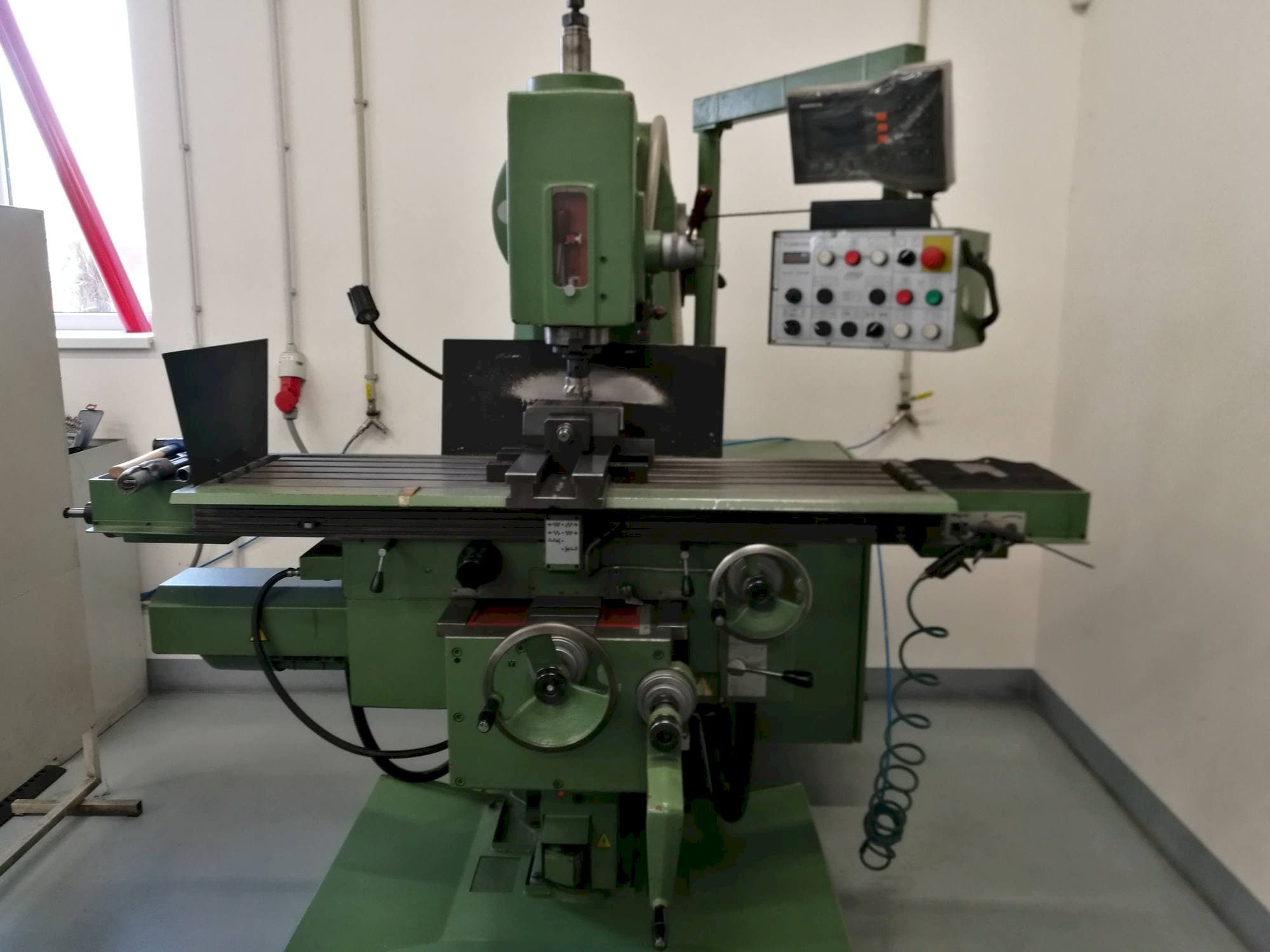 Prikaz stroja TOS FGV 32 sprijeda