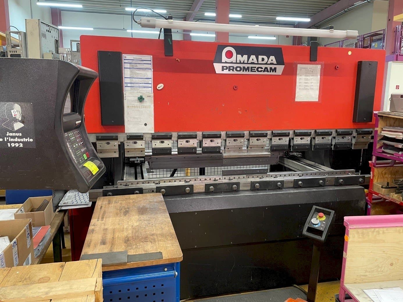 Prikaz stroja AMADA APX 80-25 sprijeda