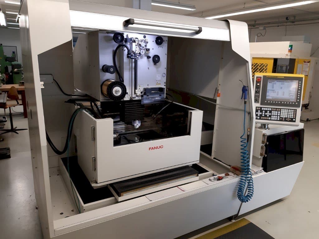 Prikaz stroja FANUC Robocut Alpha-1iD sprijeda