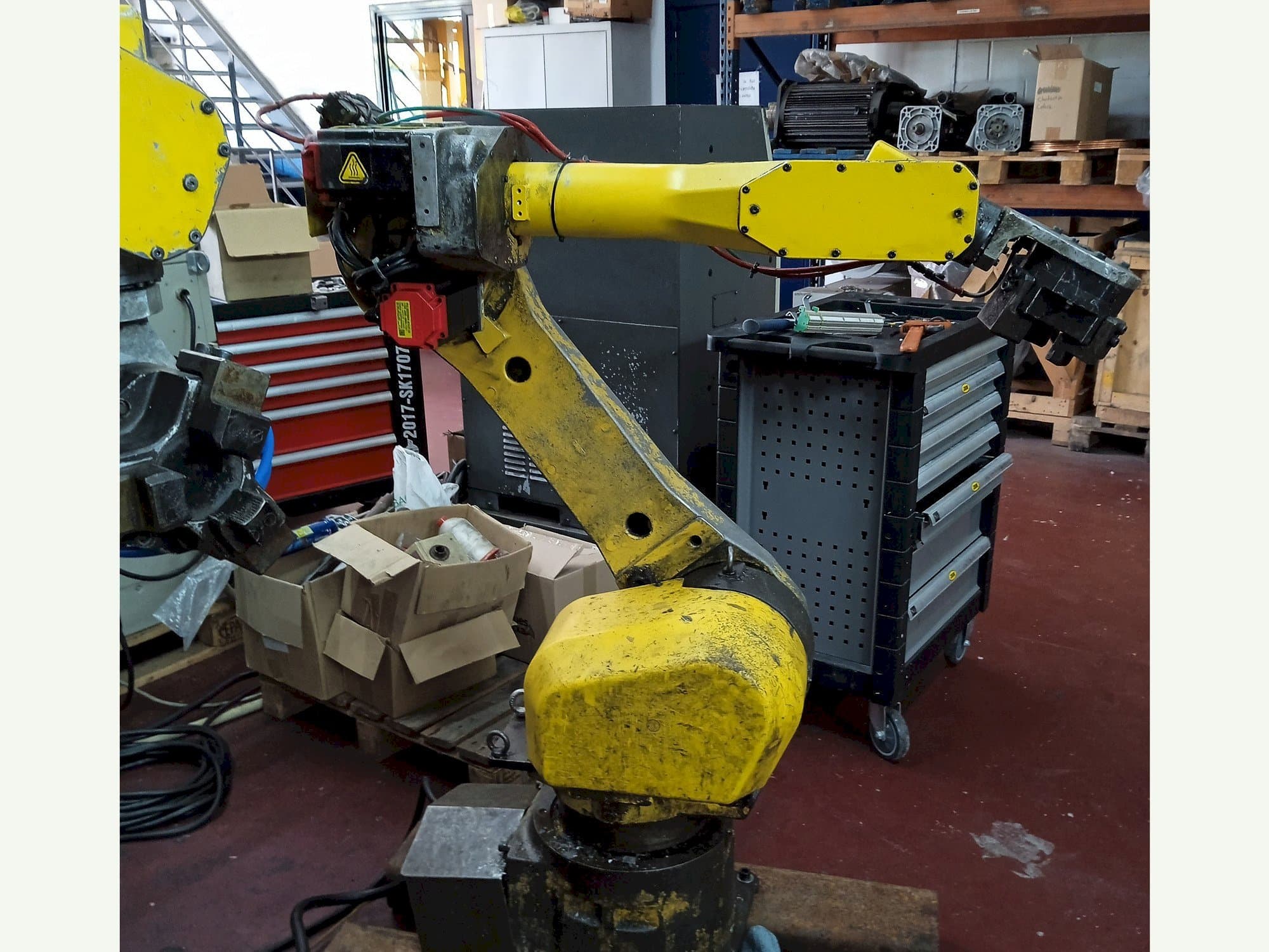 Prikaz  stroja FANUC M-16IB  sprijeda