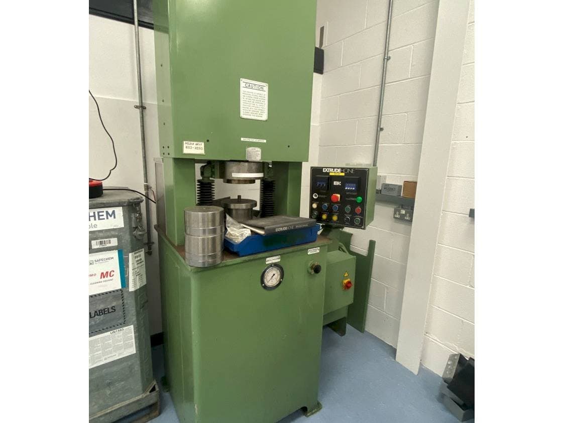 Prikaz stroja Extrude Hone Vector Series sprijeda