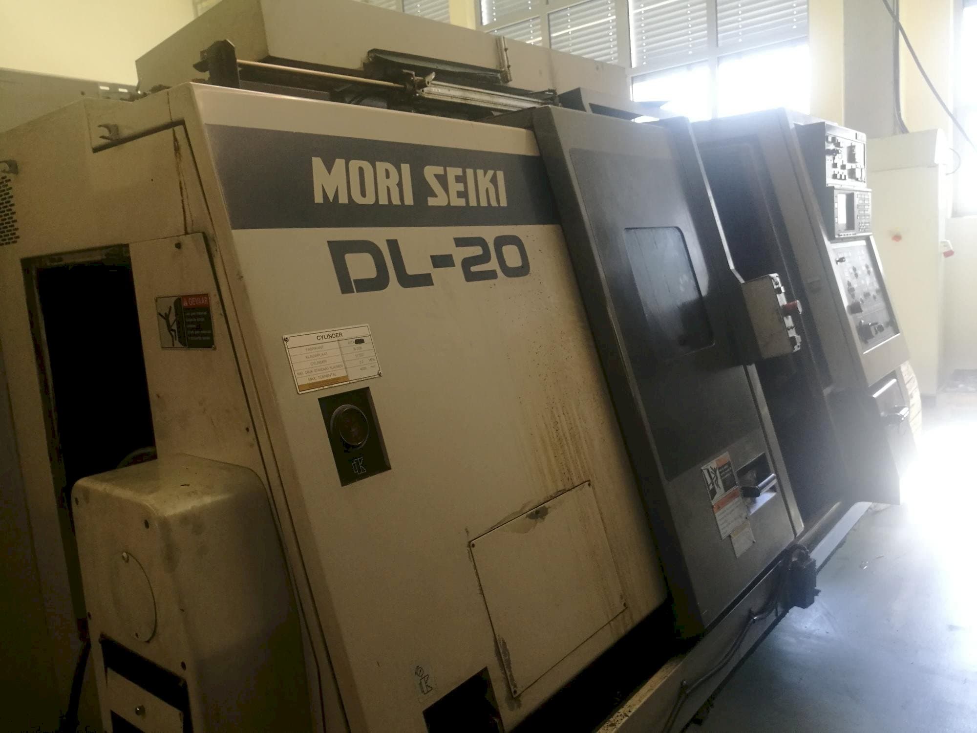 Prikaz lijeve strane  stroja MORI SEIKI DL 20 MC
