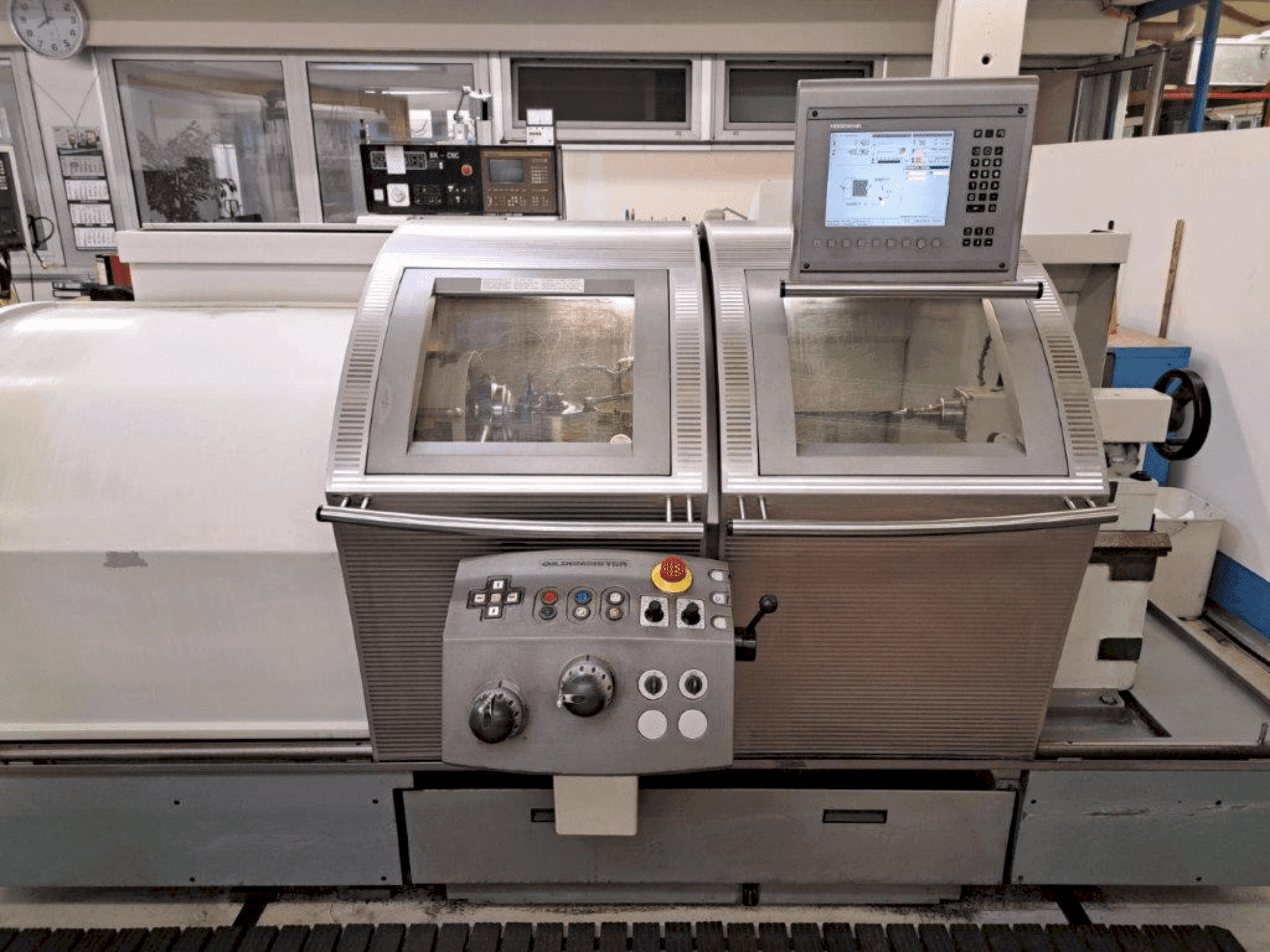 Prikaz  stroja Gildemeister NEF520  sprijeda