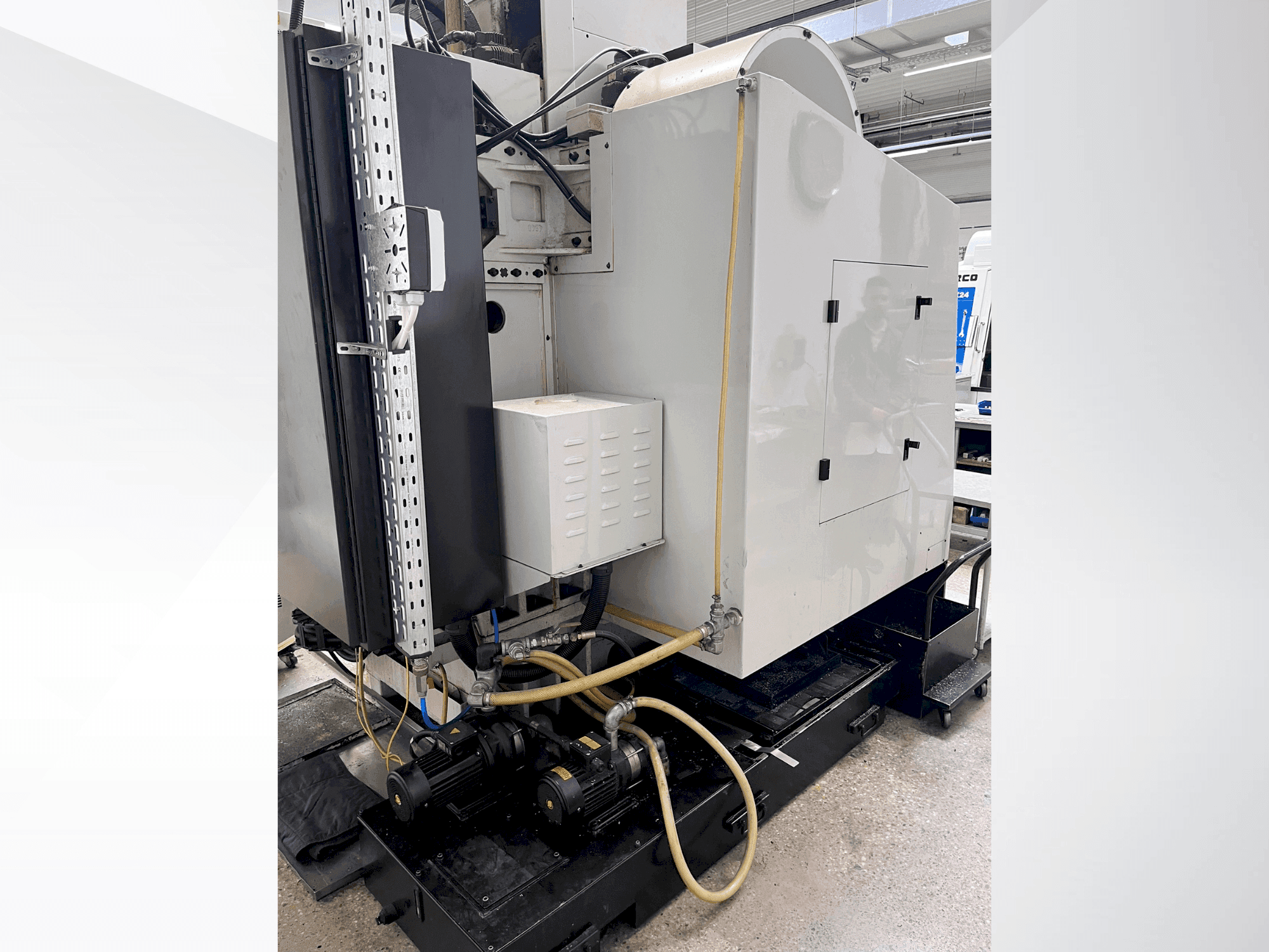 Prikaz stroja Hurco VMX24S straga
