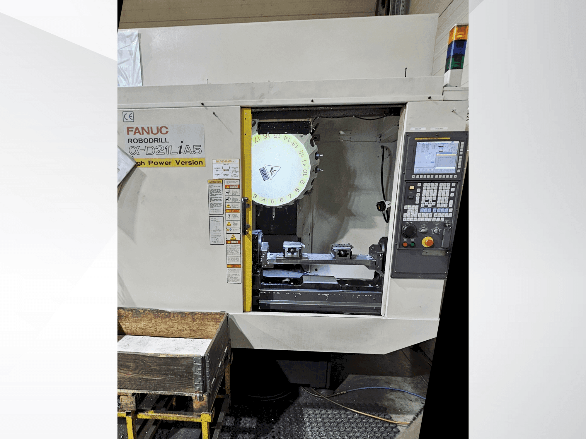 Prikaz stroja FANUC Robodrill α-D21L iA sprijeda