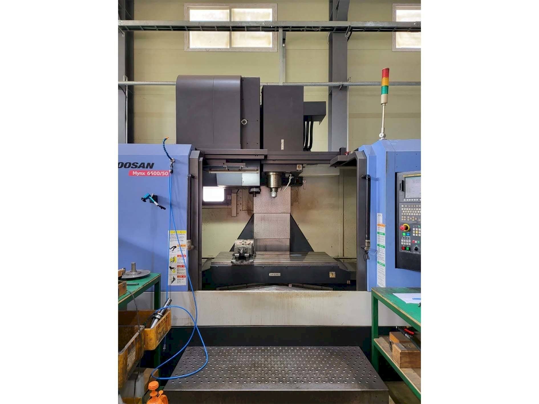 Prikaz stroja Doosan MYNX 6500/50 sprijeda