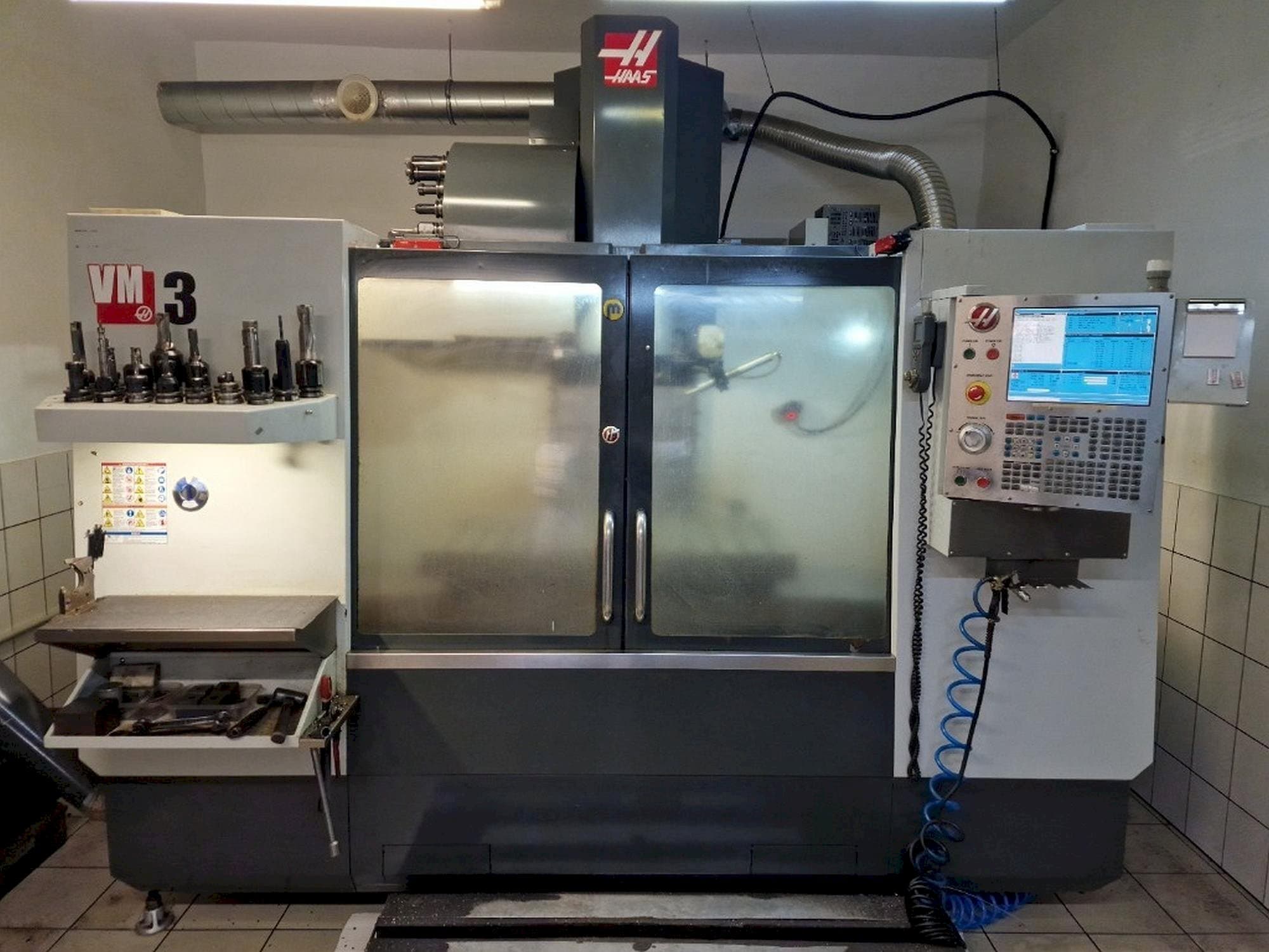 Prikaz stroja HAAS VM-3 sprijeda