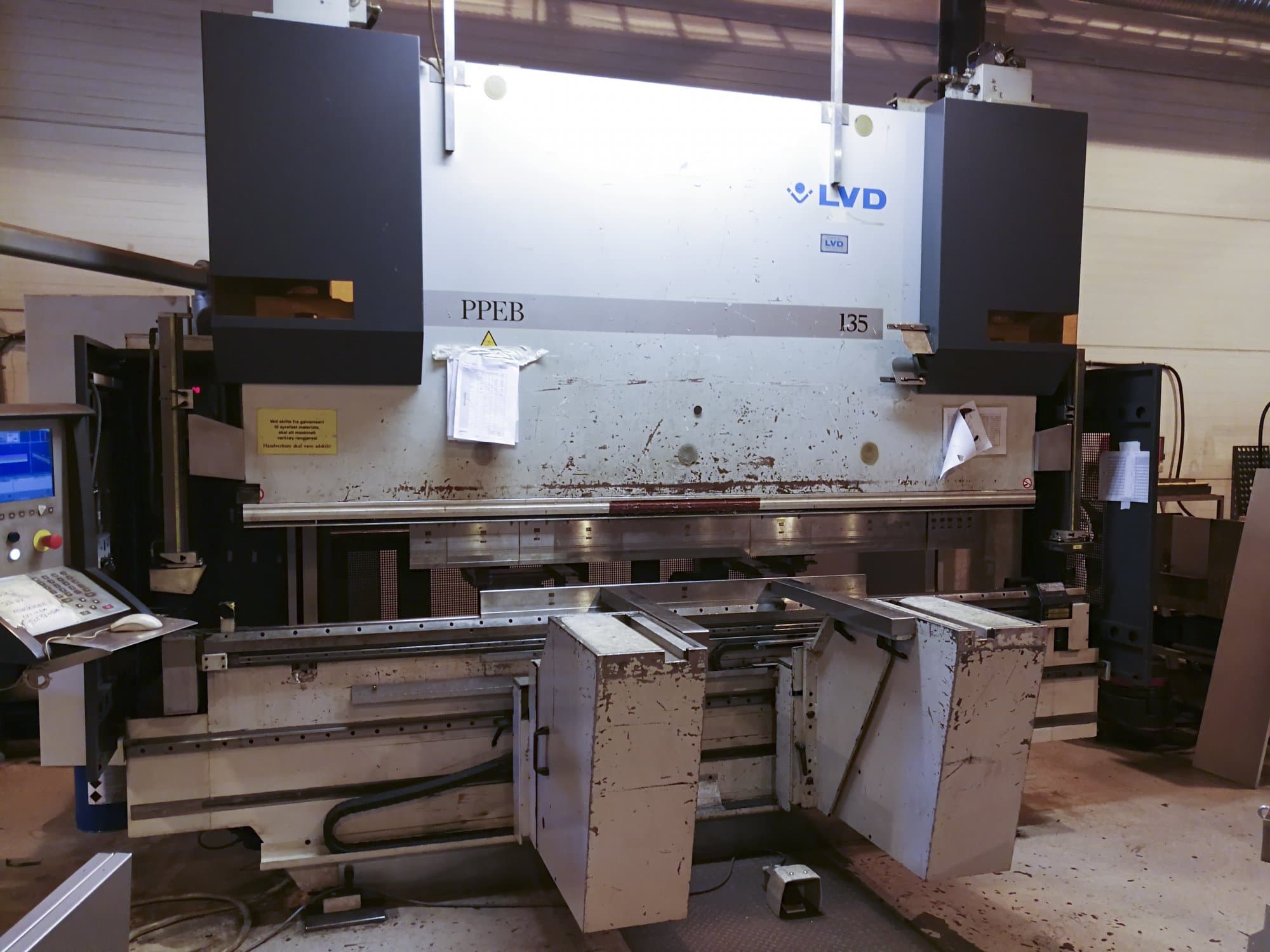 Prikaz stroja LVD PPEB 135/30 sprijeda