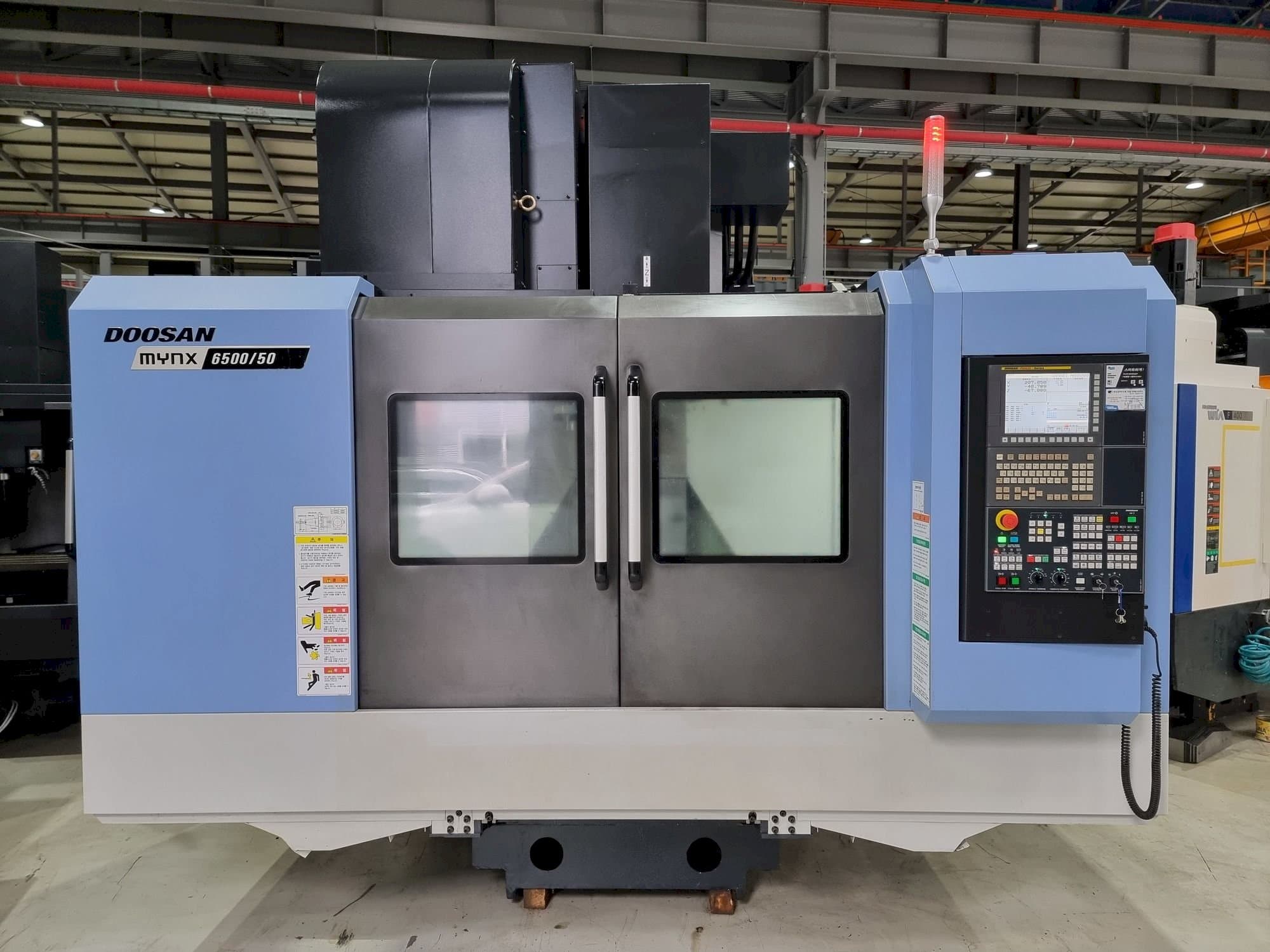 Prikaz stroja Doosan MYNX 6500/50 sprijeda