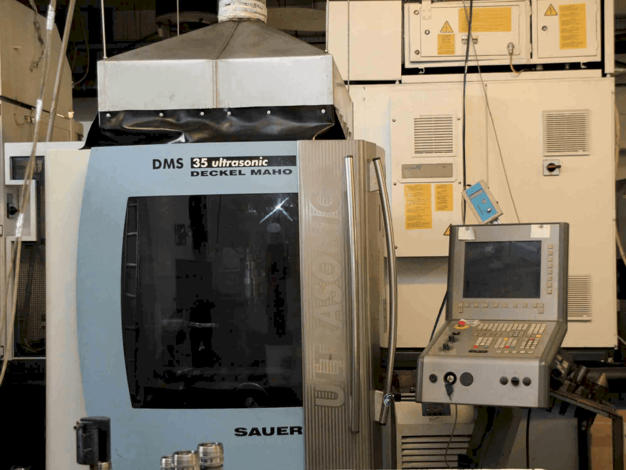 Prikaz stroja DMG MORI DMS 35 Ultrasonic sprijeda