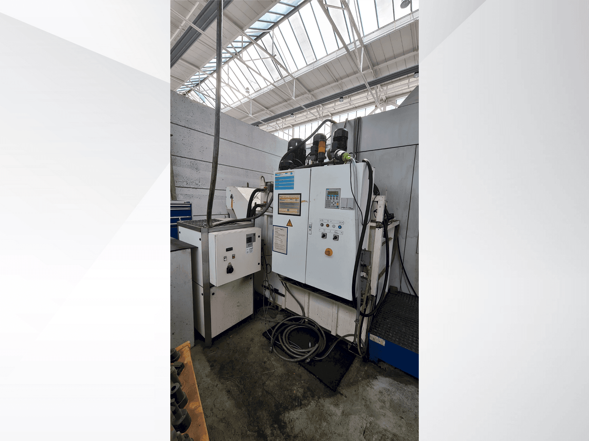 Prikaz stroja OSG EX-CELL-O XS425 sprijeda