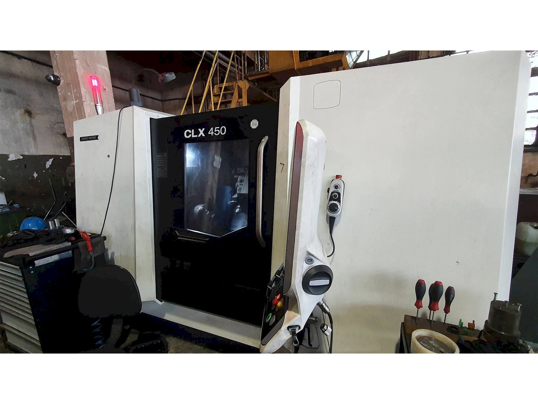 Prikaz stroja DMG MORI CLX450 sprijeda
