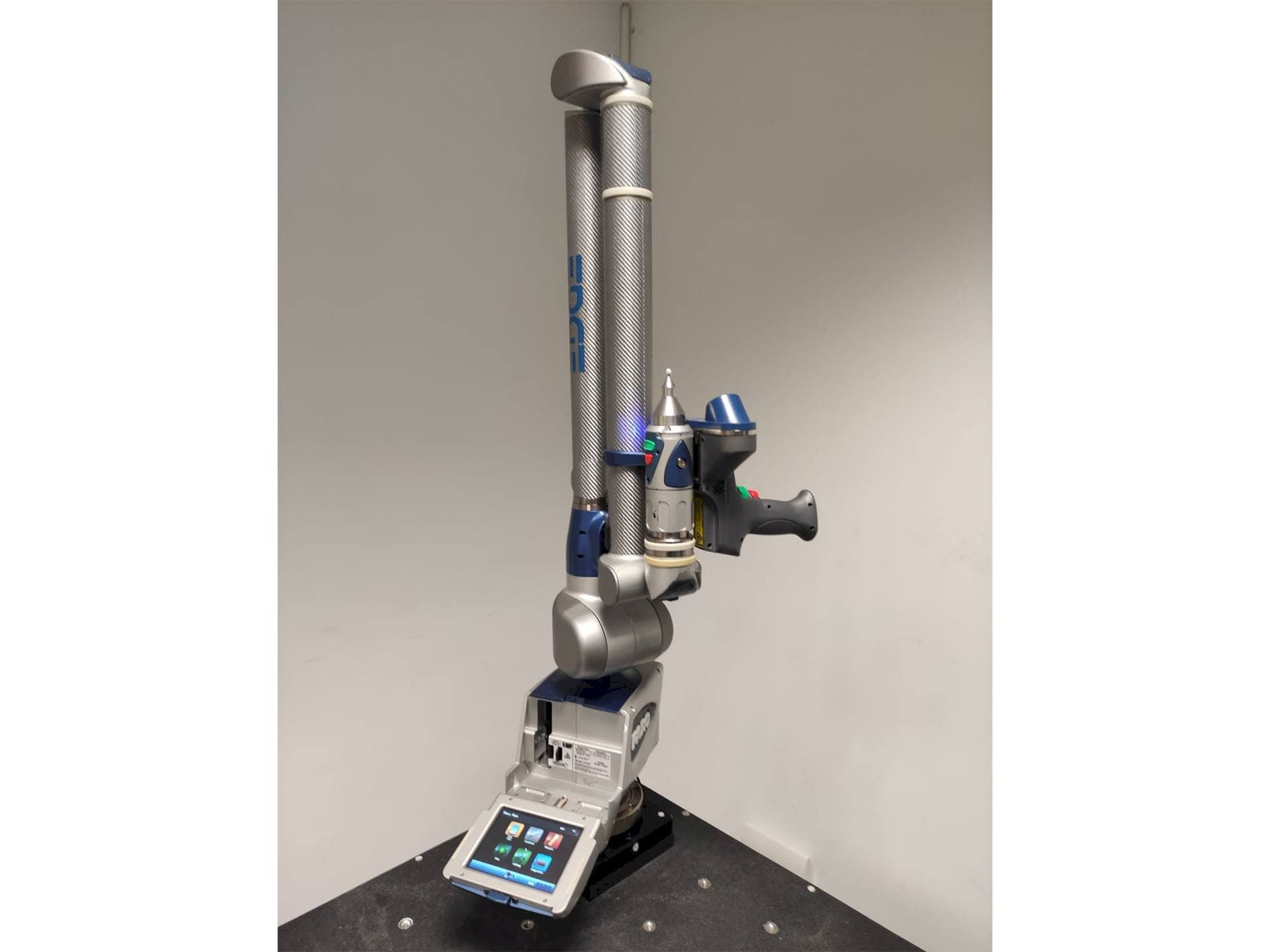 Prikaz stroja Faro Edge ScanArm 2.7 sprijeda
