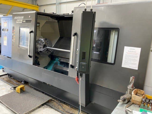 Prikaz stroja Doosan Puma 5100LB sprijeda