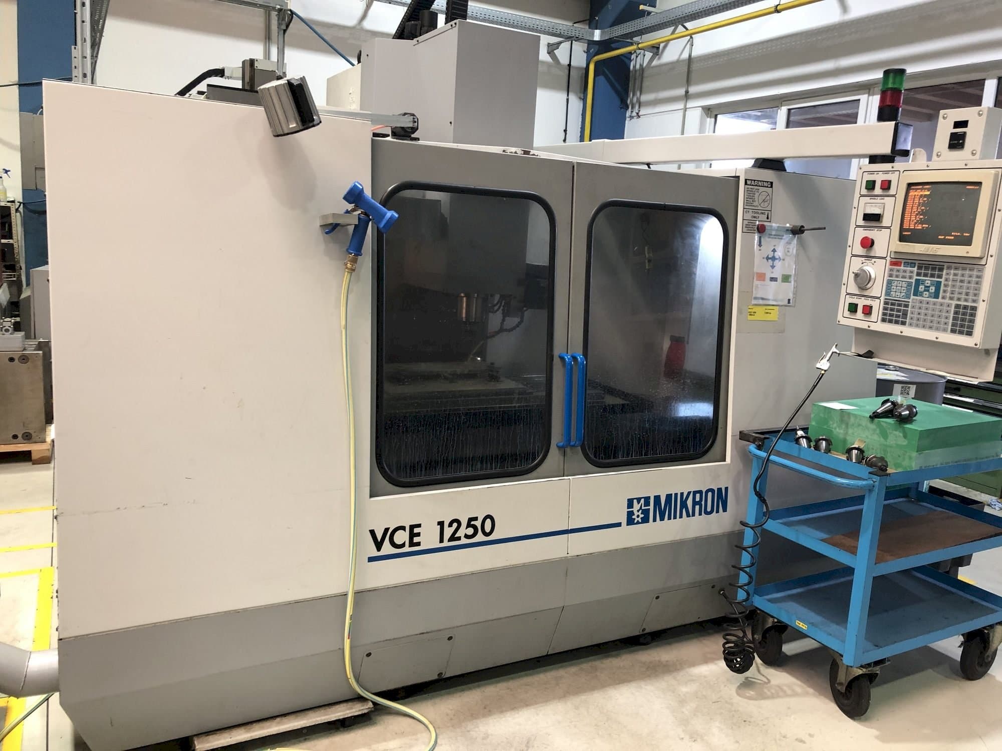 Prikaz  stroja MIKRON VCE 1250  sprijeda