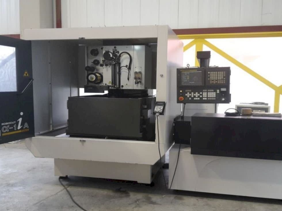 Prikaz stroja FANUC Robocut α-1iA sprijeda