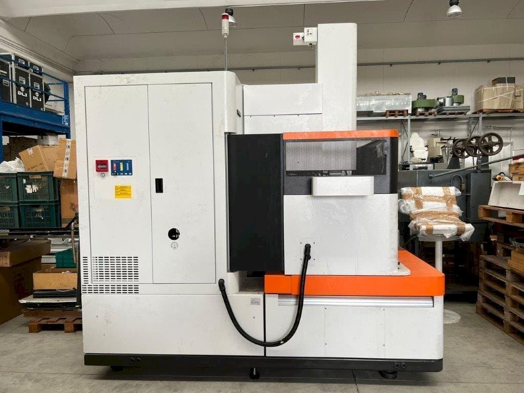 Prikaz stroja AgieCharmilles FORM 30 sprijeda