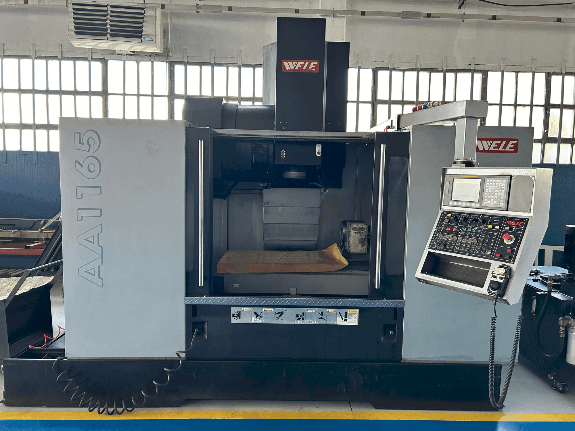 Prikaz  stroja Wele AA1165  sprijeda