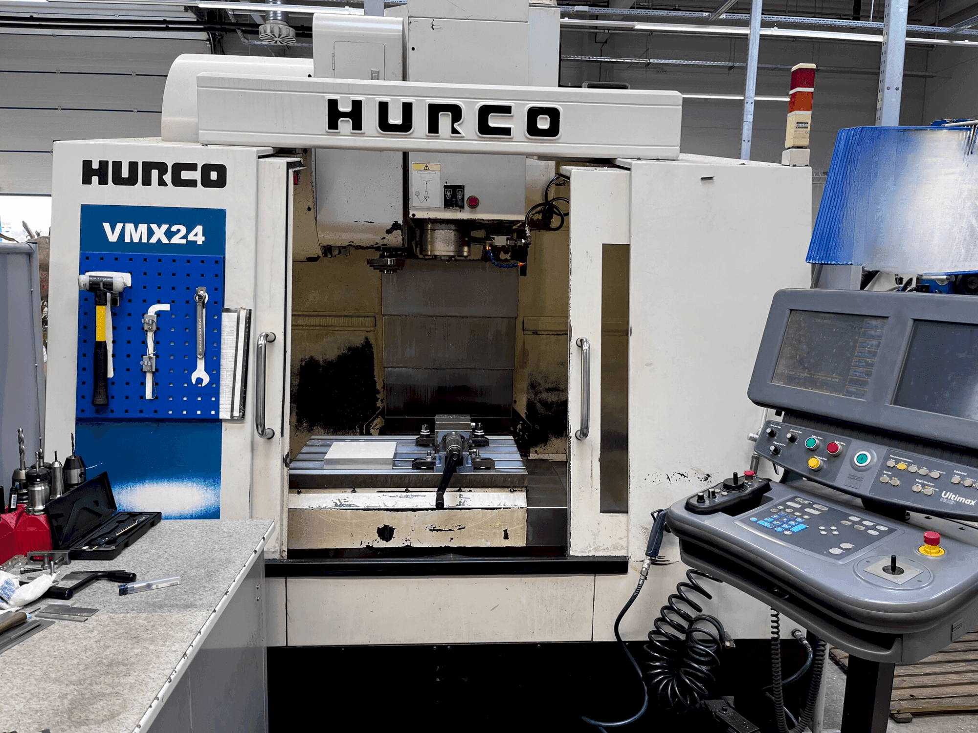 Prikaz stroja Hurco VMX 24 sprijeda