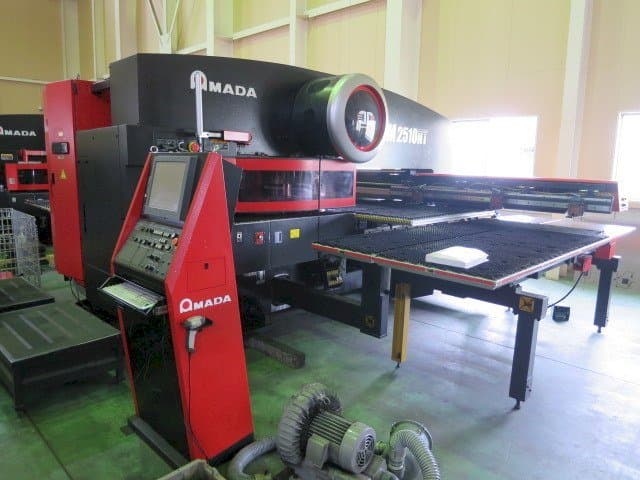 Prikaz stroja AMADA EM 2510NT sprijeda