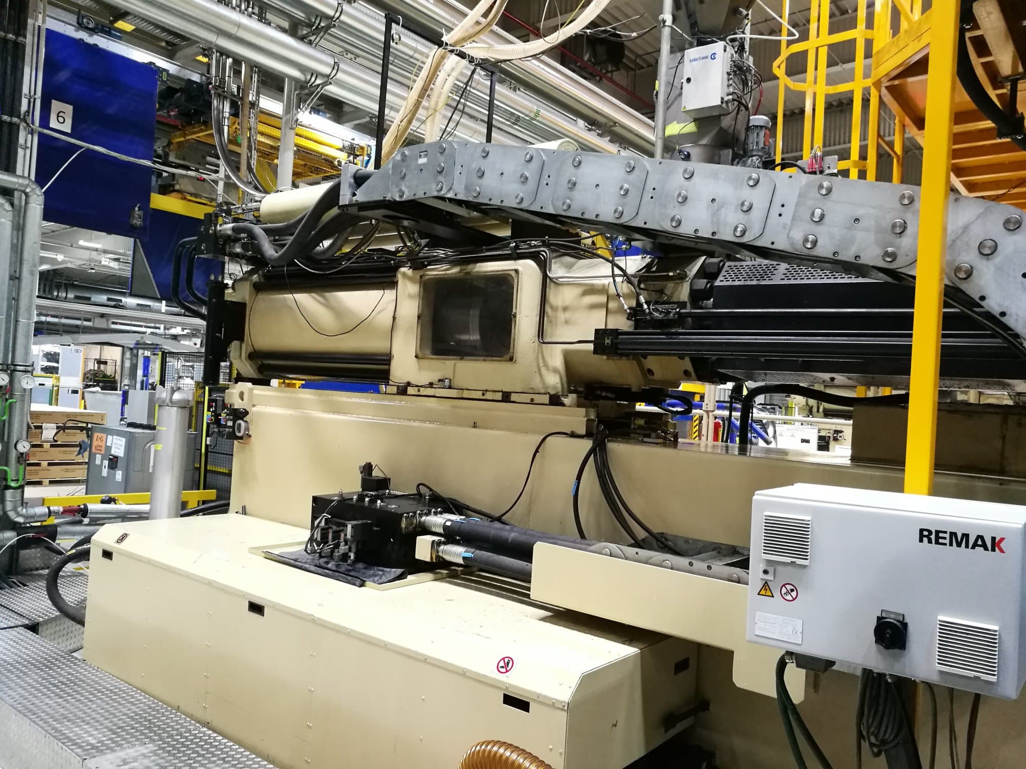 Prikaz  2 stroja Husky E 3150 RS 170-155 sprijeda