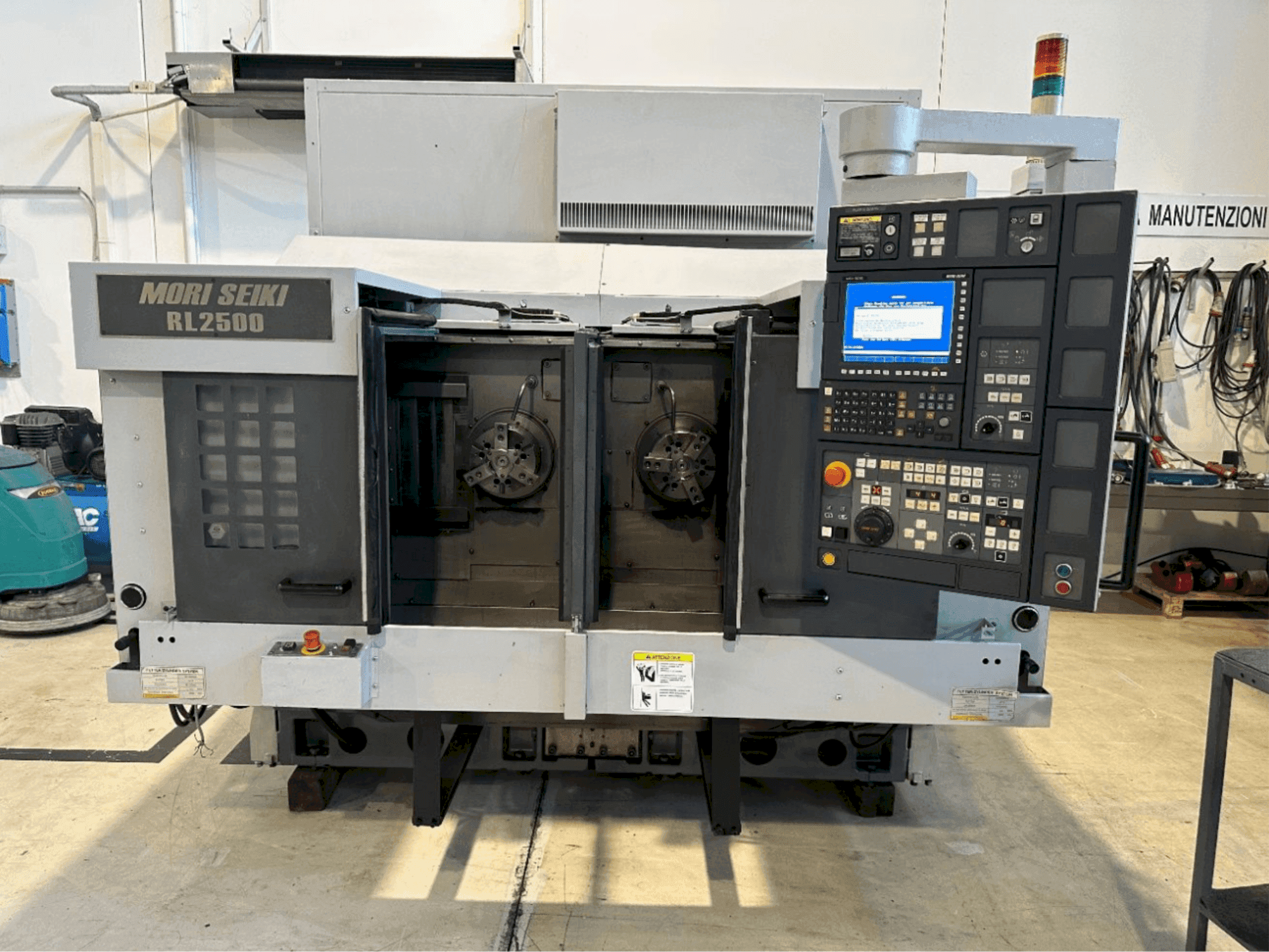 Prikaz stroja MORI SEIKI sprijeda