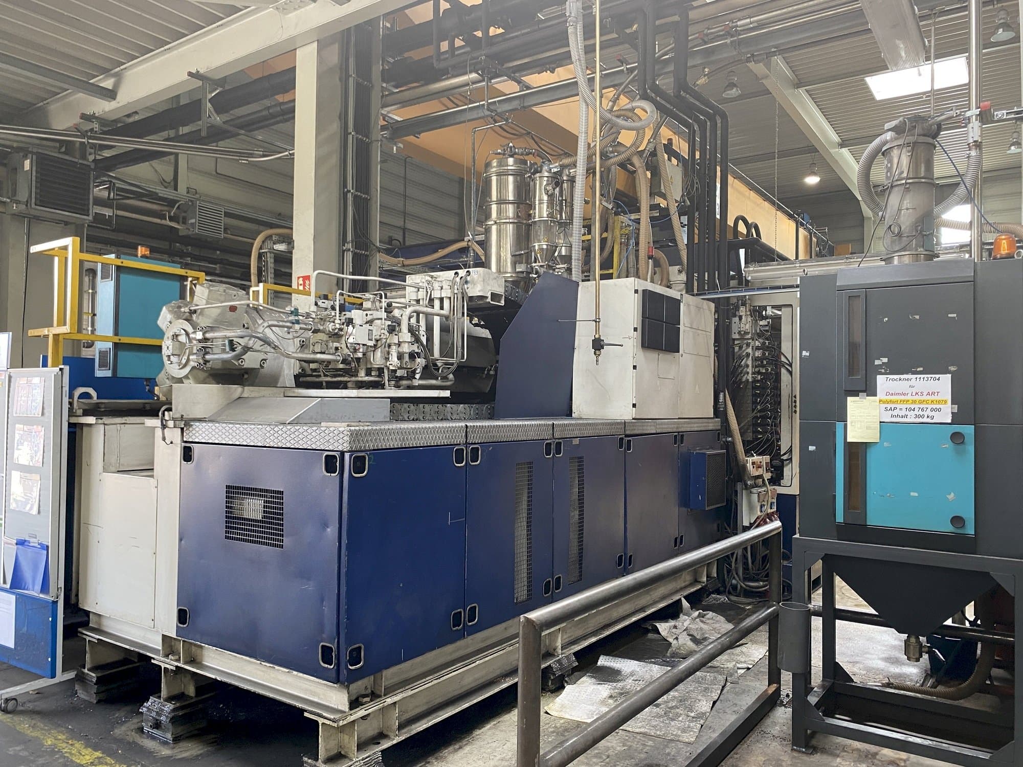 Prikaz stroja Krauss Maffei 1600-8000 MC sprijeda