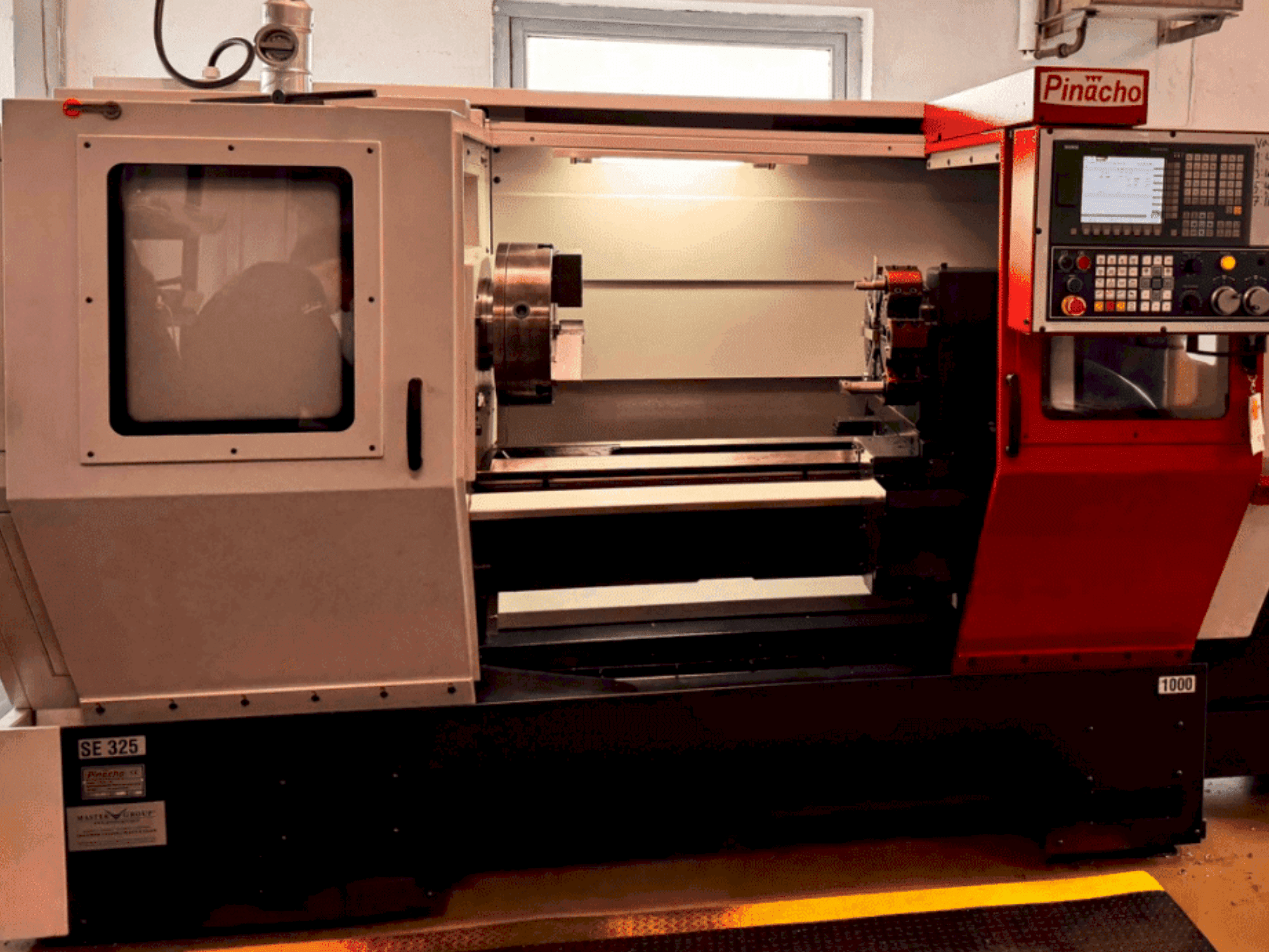 Prikaz stroja Pinacho SE325 sprijeda