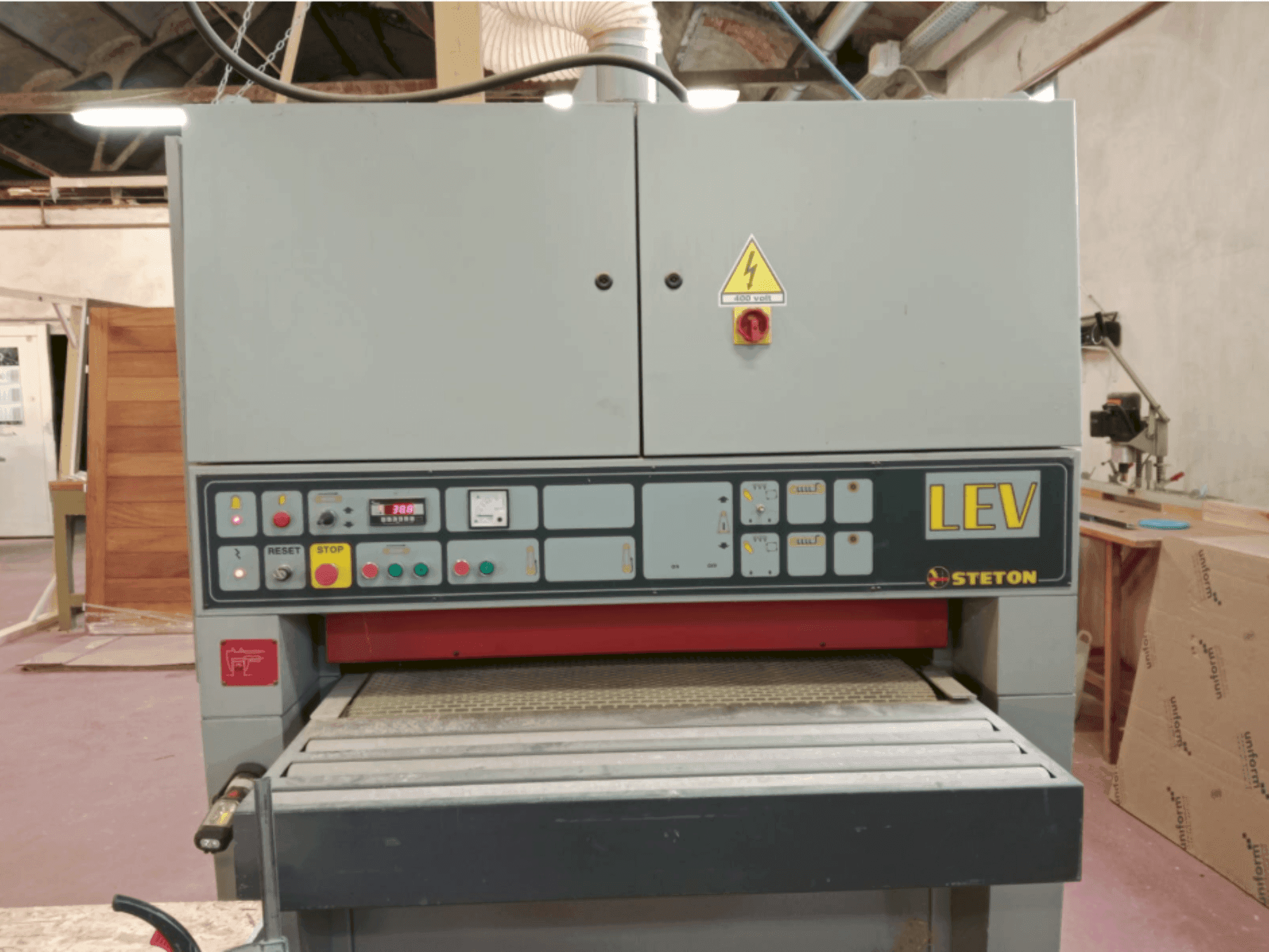 Prikaz stroja STETON LEV2RR sprijeda