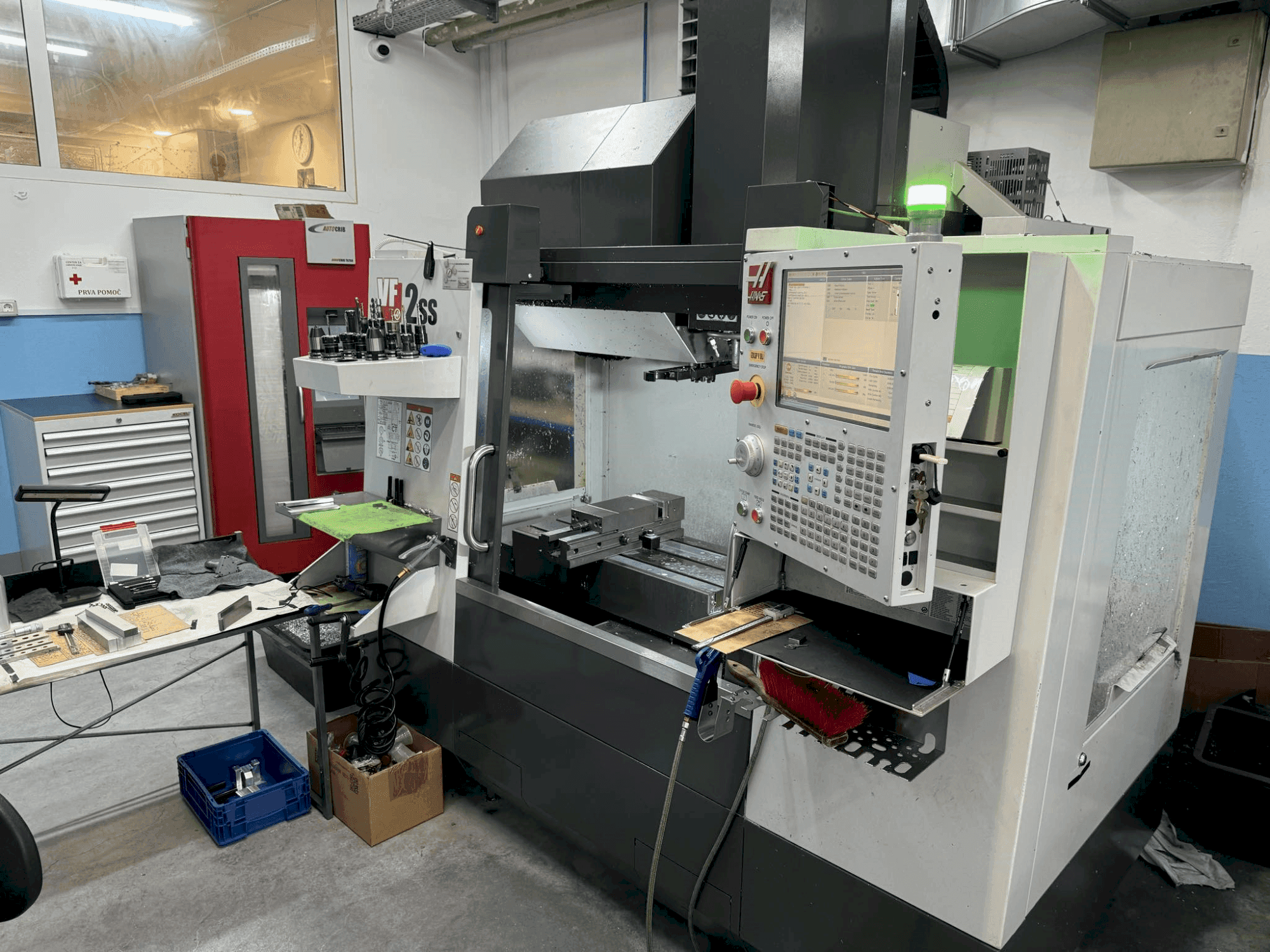 Prikaz  stroja HAAS VF-2SS  sprijeda