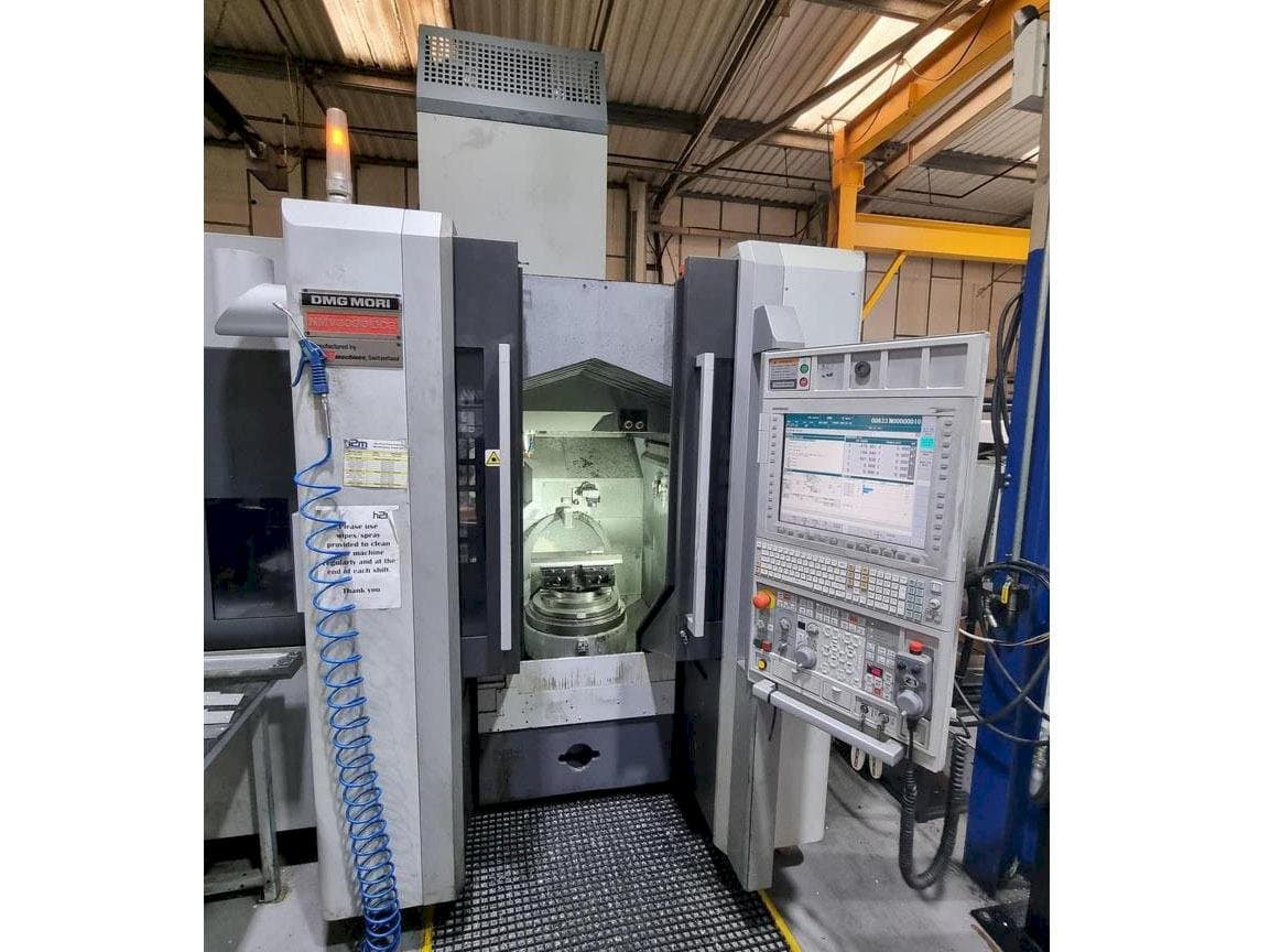 Prikaz stroja DMG MORI NMV3000 DCG sprijeda