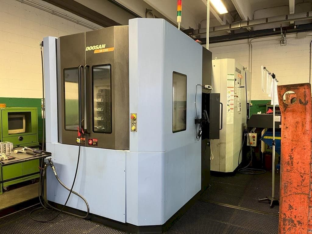 Prikaz lijeve strane stroja Doosan HP5100