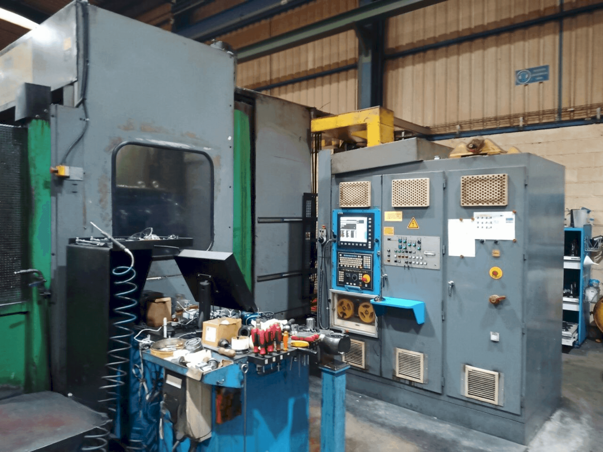 Prikaz stroja Correa XB-420 sprijeda