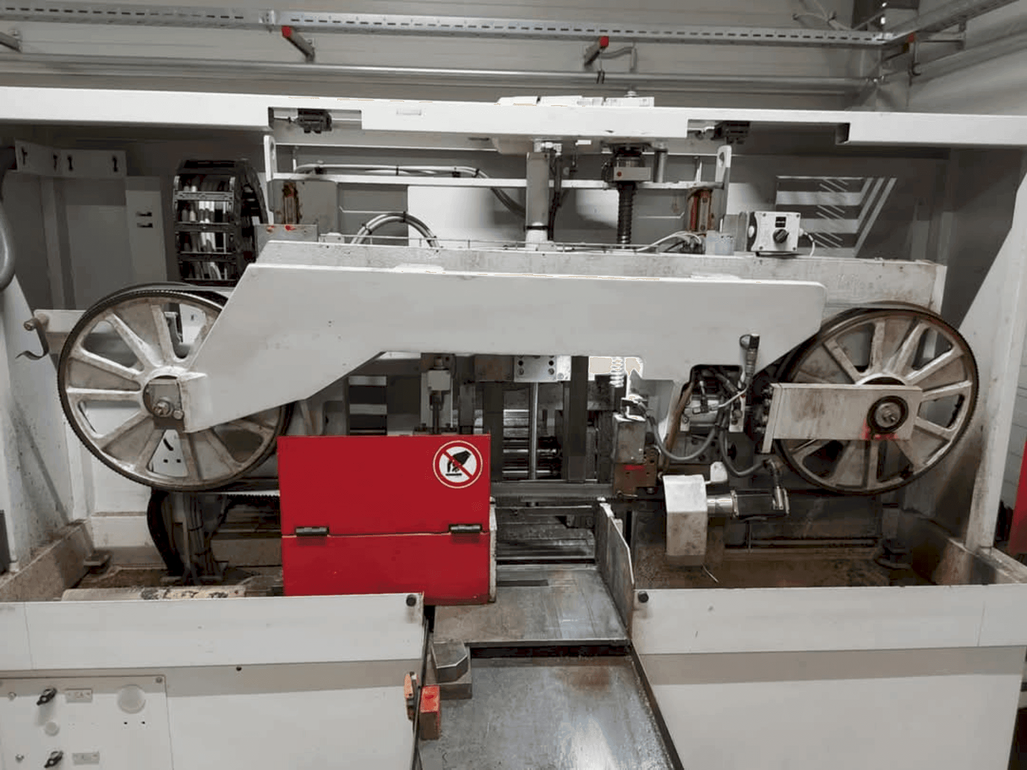 Prikaz  stroja Behringer HBE 321-A  sprijeda