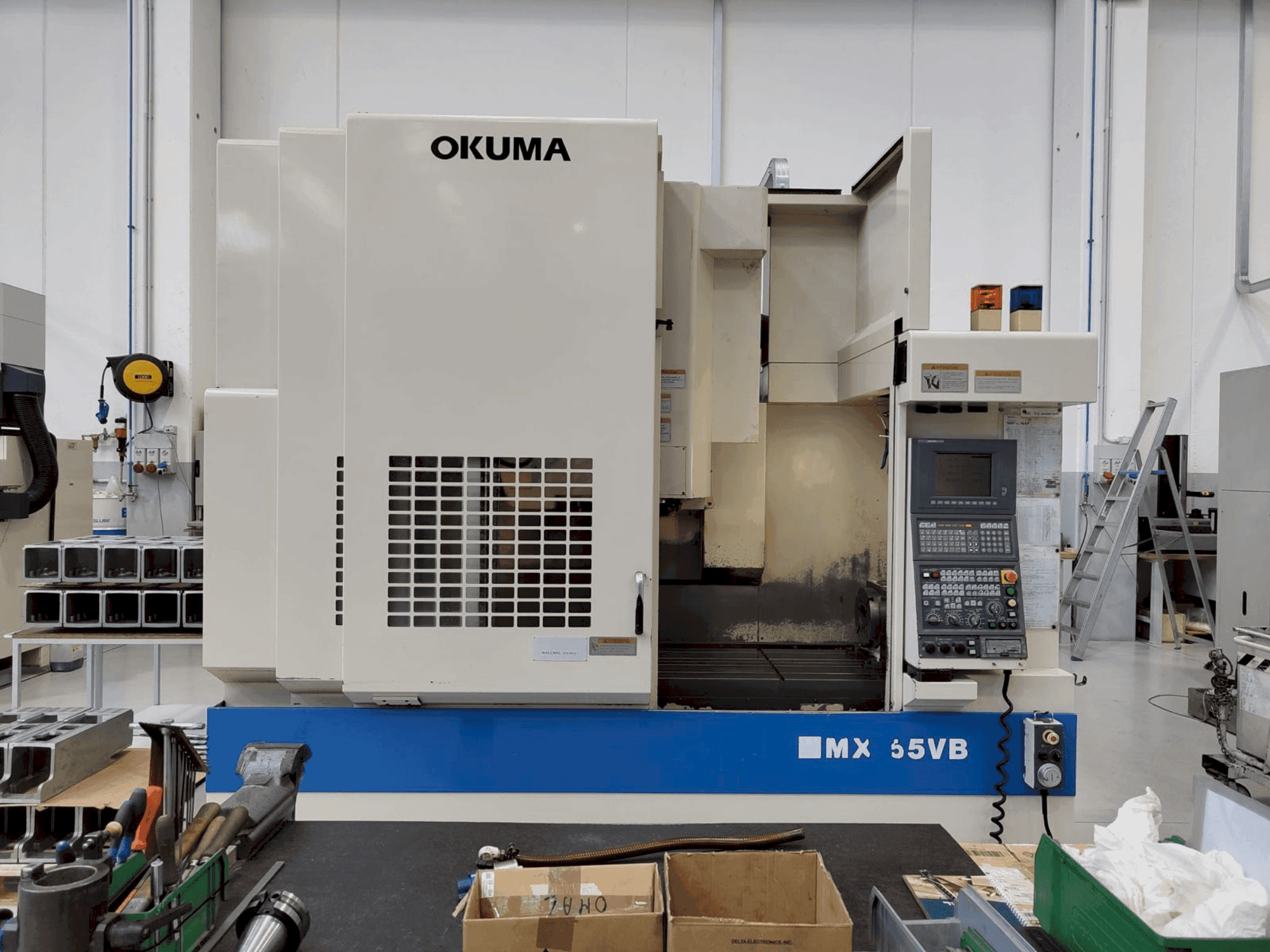 Prikaz stroja Okuma MX 55 VB sprijeda