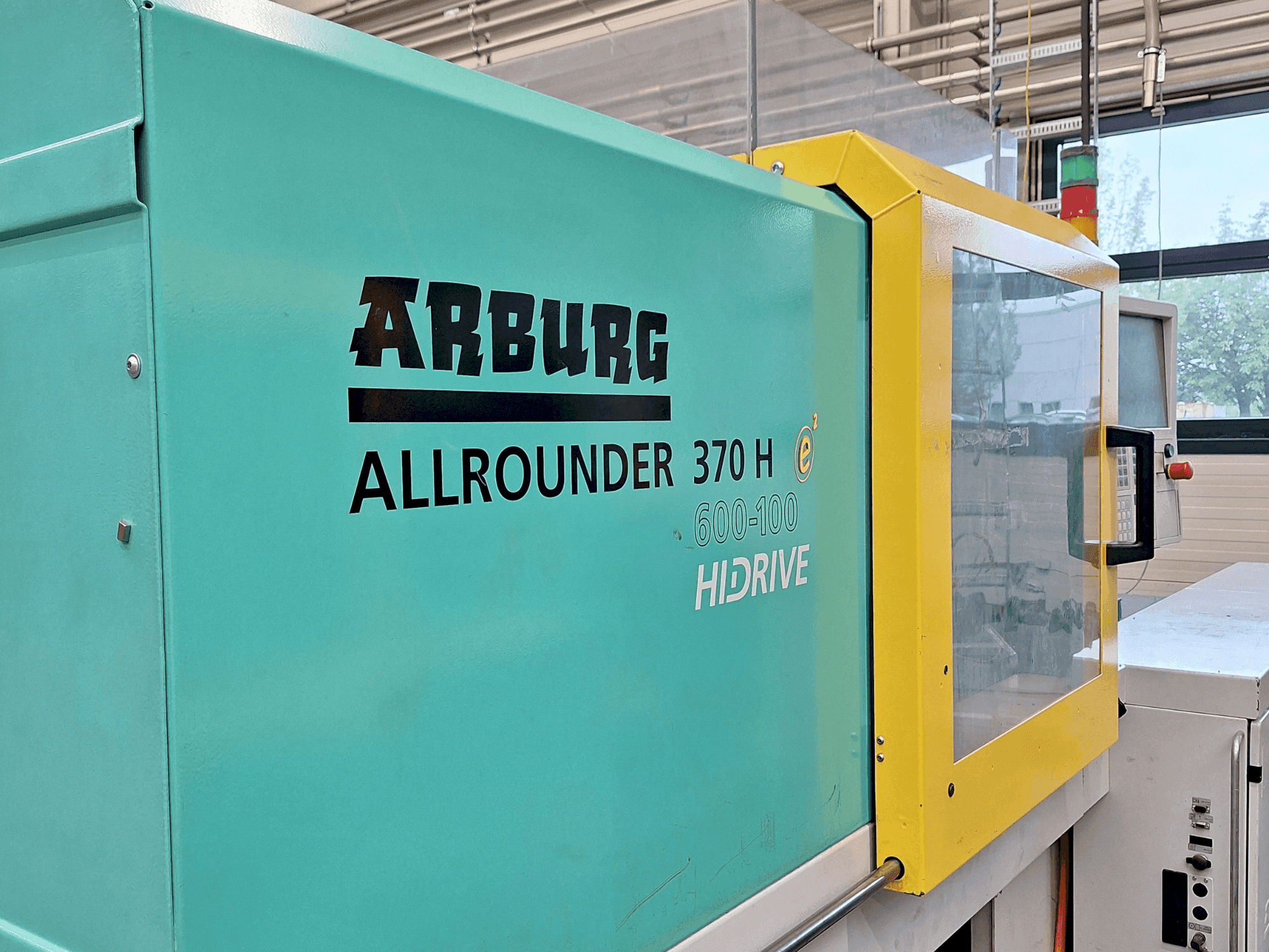 Prikaz stroja Arburg Allrounder 370 H 600-100 sprijeda