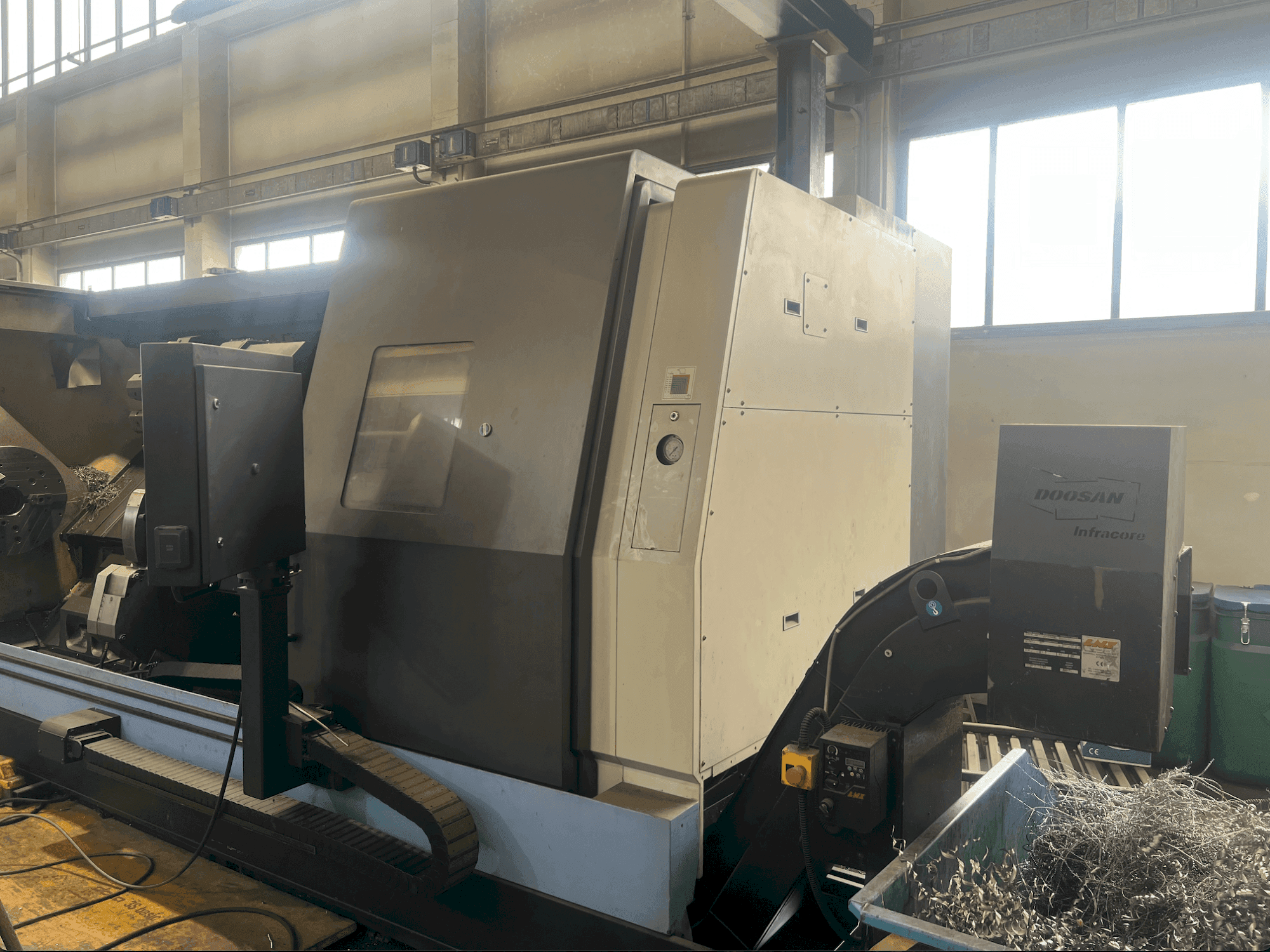 Prikaz stroja DOOSAN Puma 700 LM sprijeda