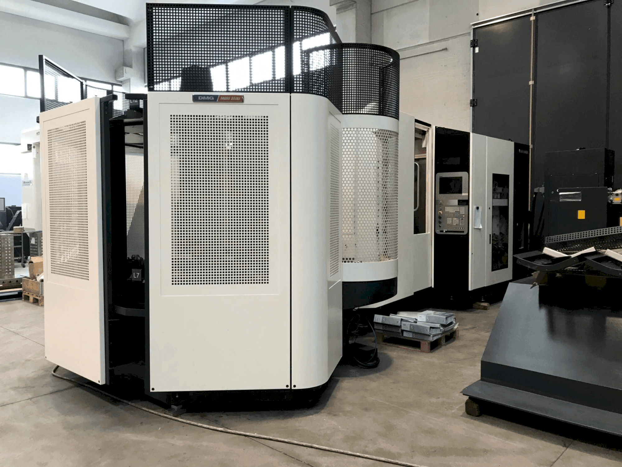 Prikaz  stroja DMG DECKEL MAHO DMC 60H Linear  sprijeda