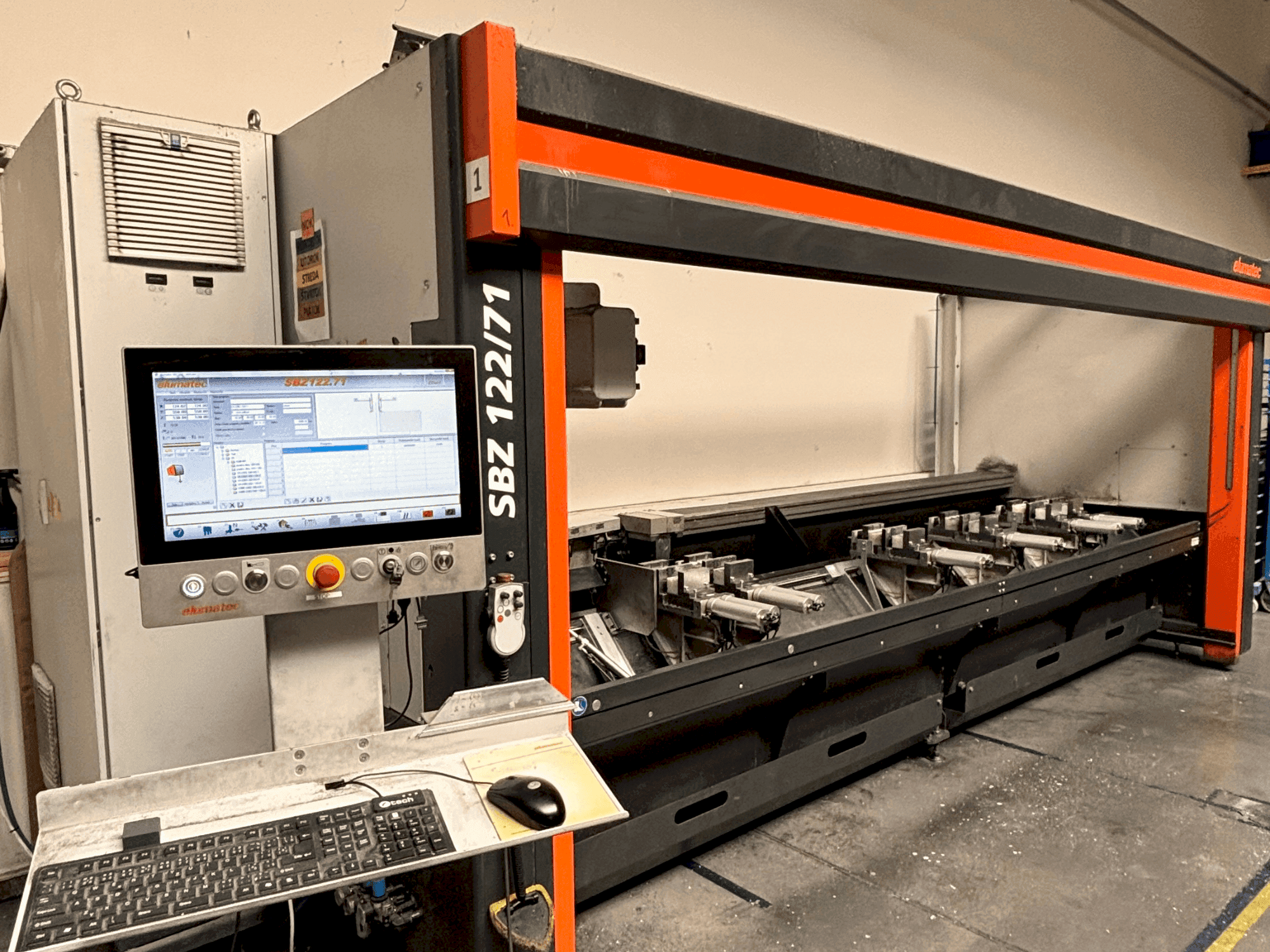 Prikaz  stroja Elumatec SBZ 122/71  sprijeda