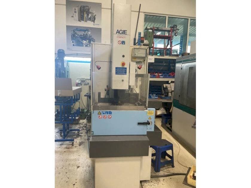 Prikaz  stroja AGIE Agietron Compact 1  sprijeda