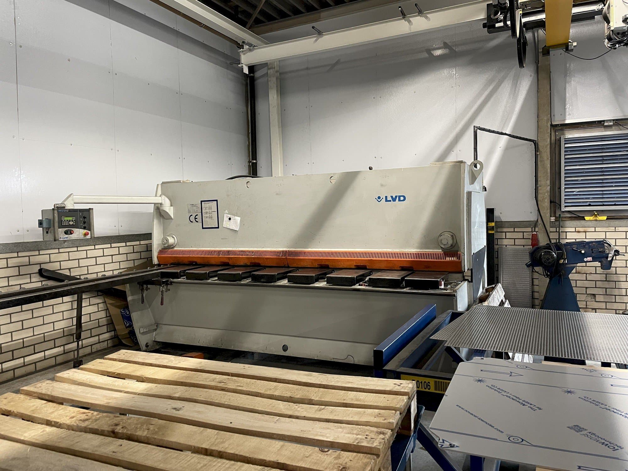 Prikaz stroja LVD MVSC 06/31 sprijeda