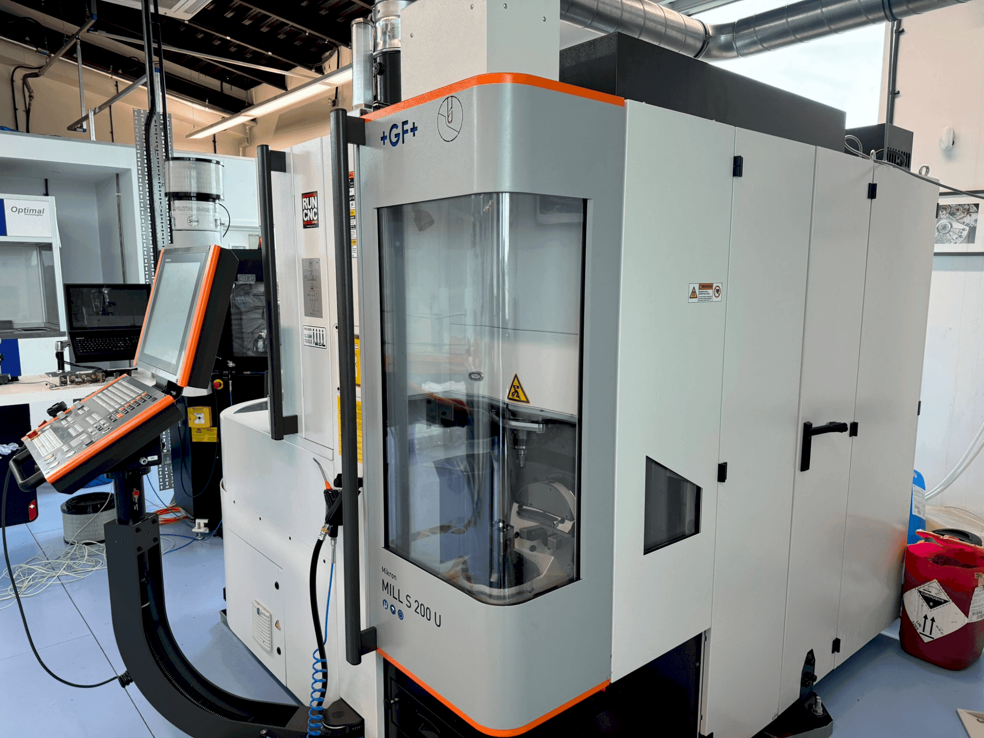 Prikaz stroja +GF+ Mikron Mill S 200U sprijeda