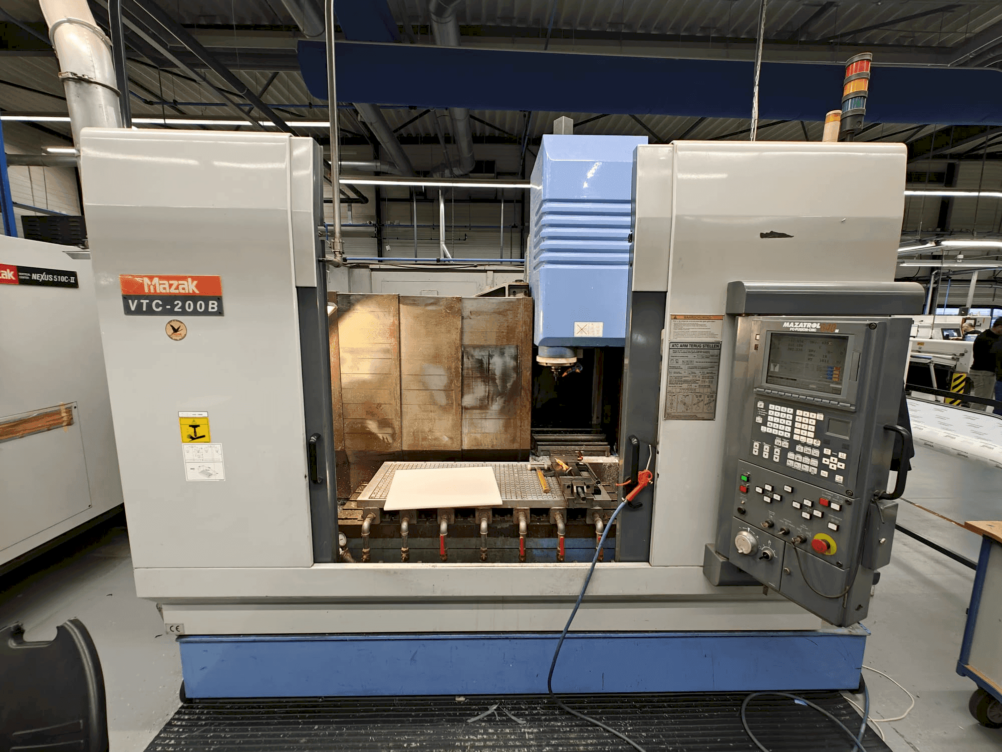 Prikaz  stroja Mazak VTC-200B  sprijeda