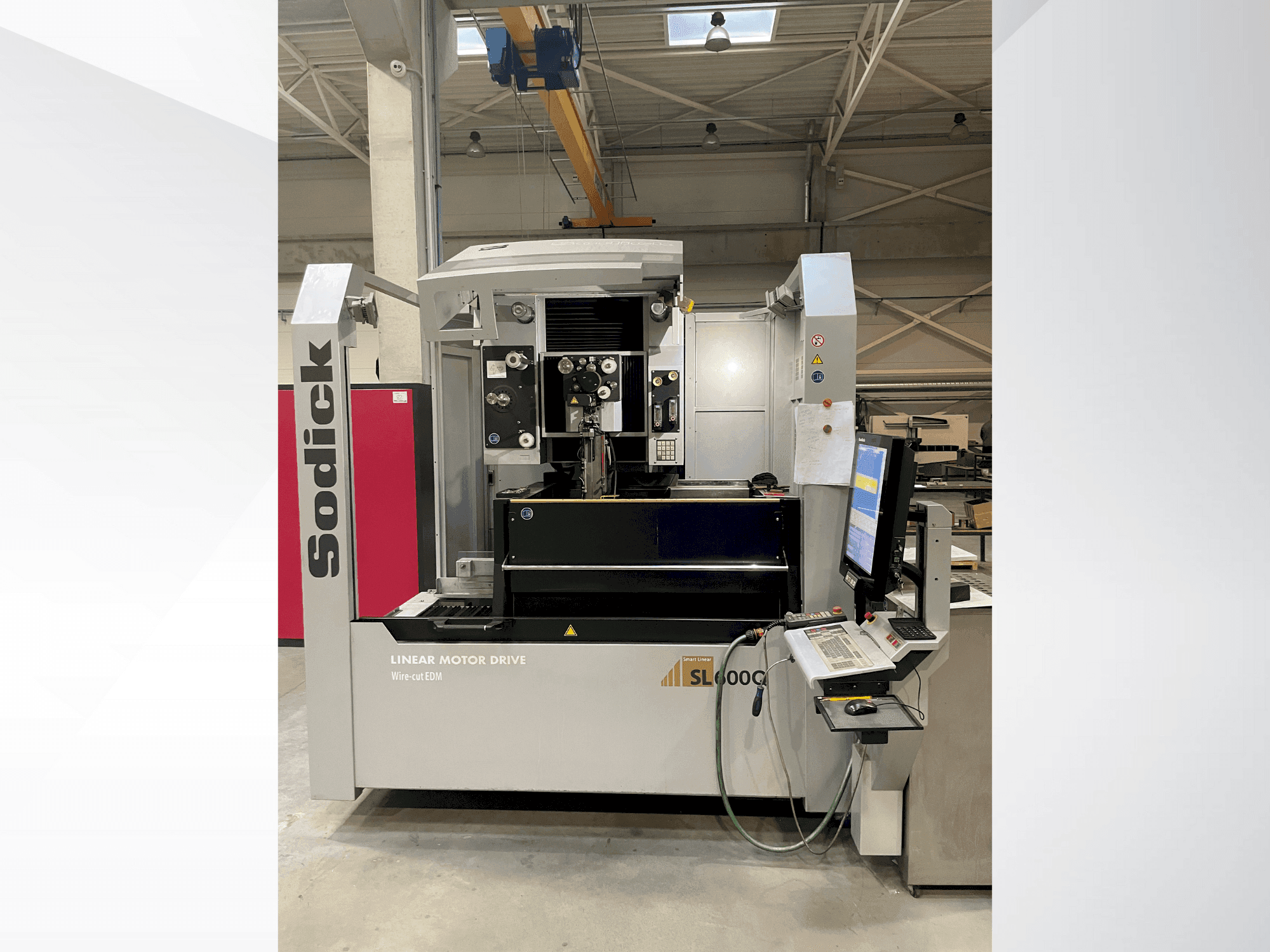 Prikaz stroja Sodick SL600Q sprijeda