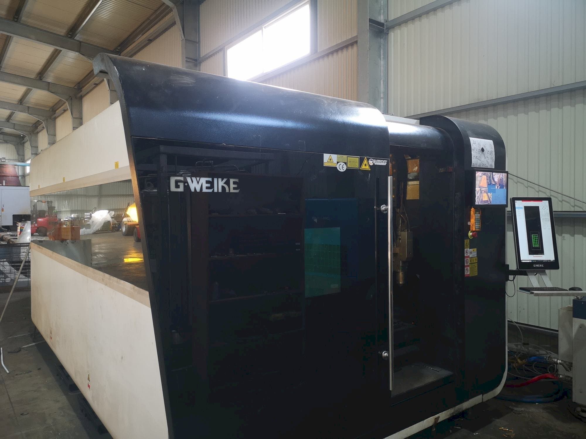 Prikaz stroja GWEIKE LF 3015 GA CNC sprijeda