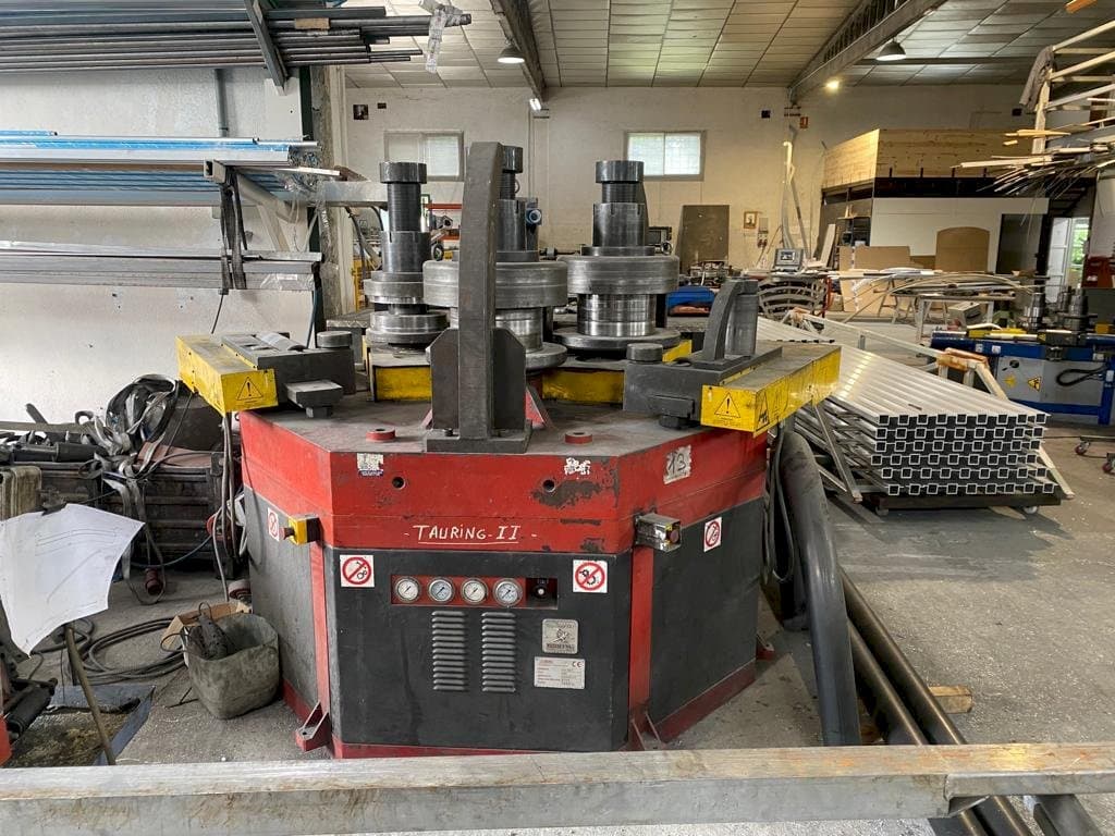 Prikaz stroja Tauring Alfa 200 sprijeda