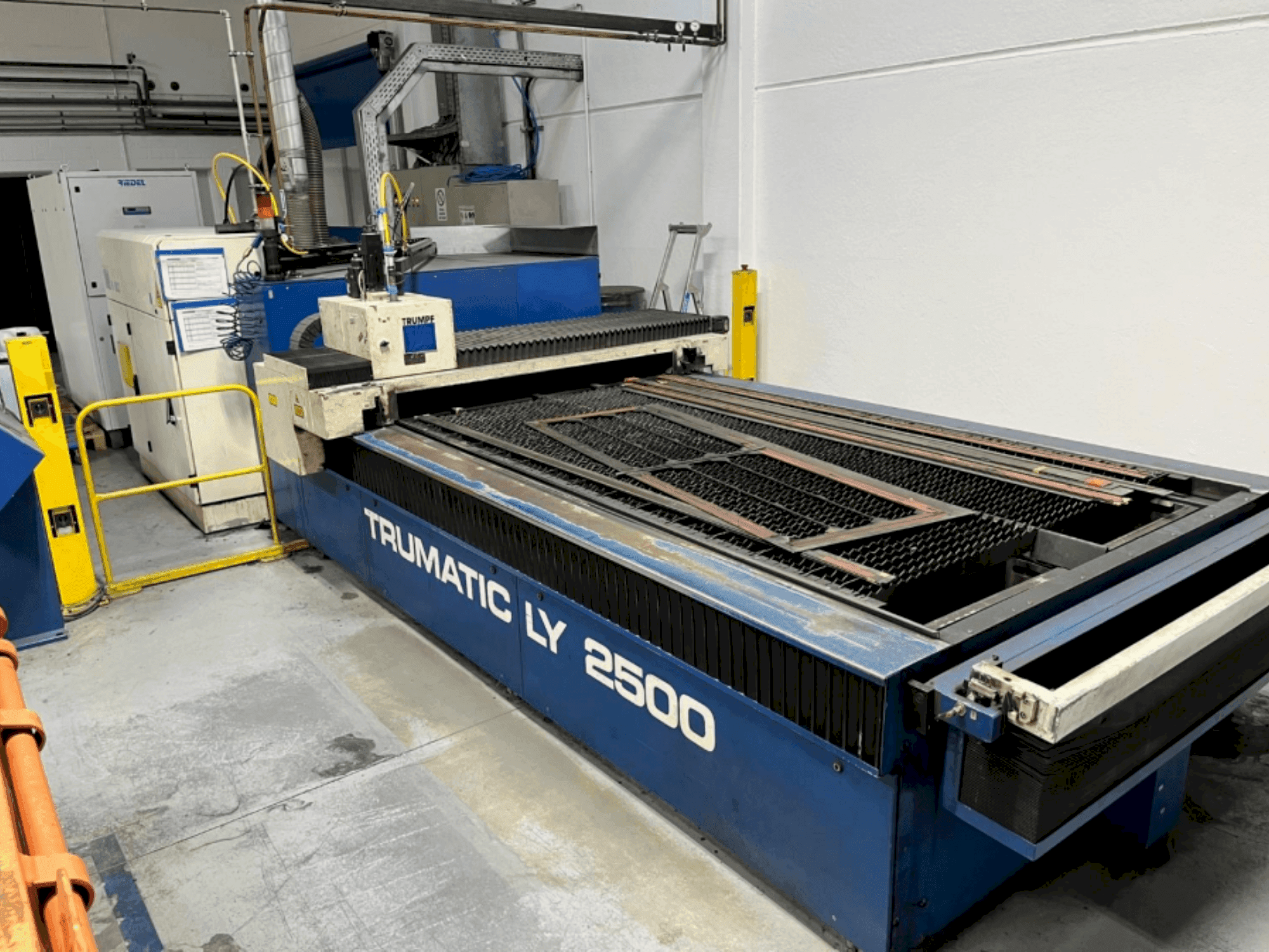 Prikaz stroja TRUMPF Trumatic LY2500 sprijeda
